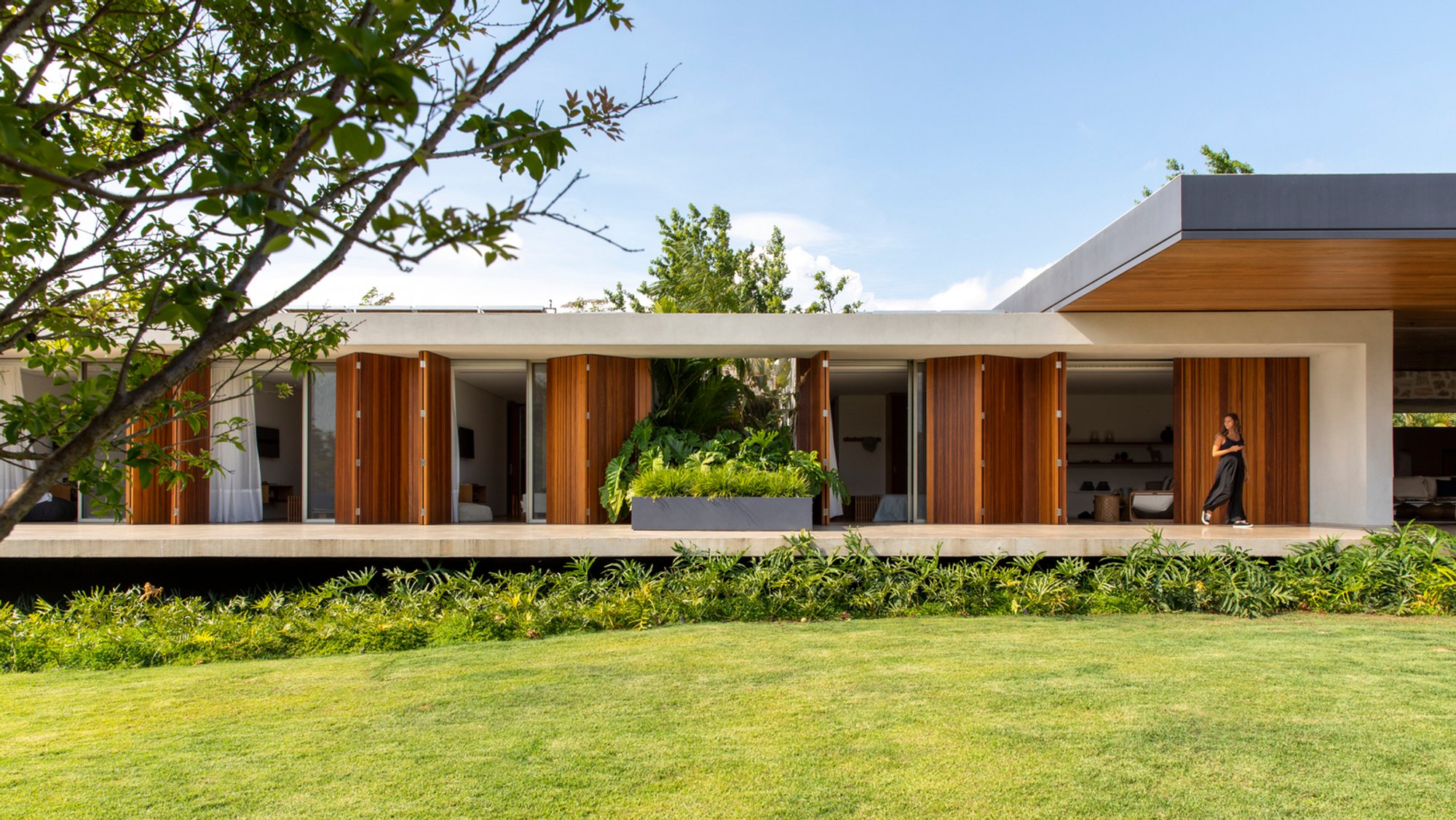 Baroneza XI Residence by Gui Mattos: A Masterpiece in Contemporary Brazilian Architecture