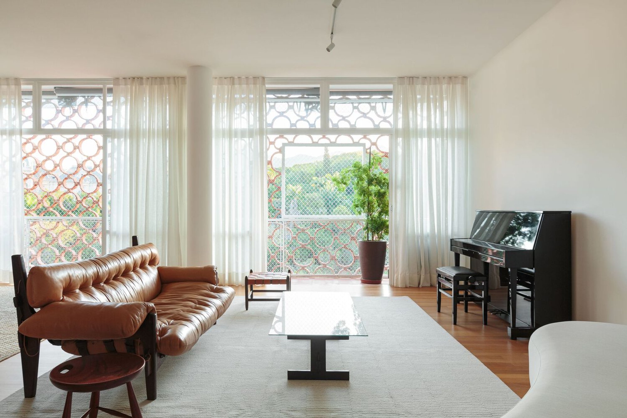 Modernist Apartment Restoration: Guinle Park Apartment in the Iconic Caledônia Building