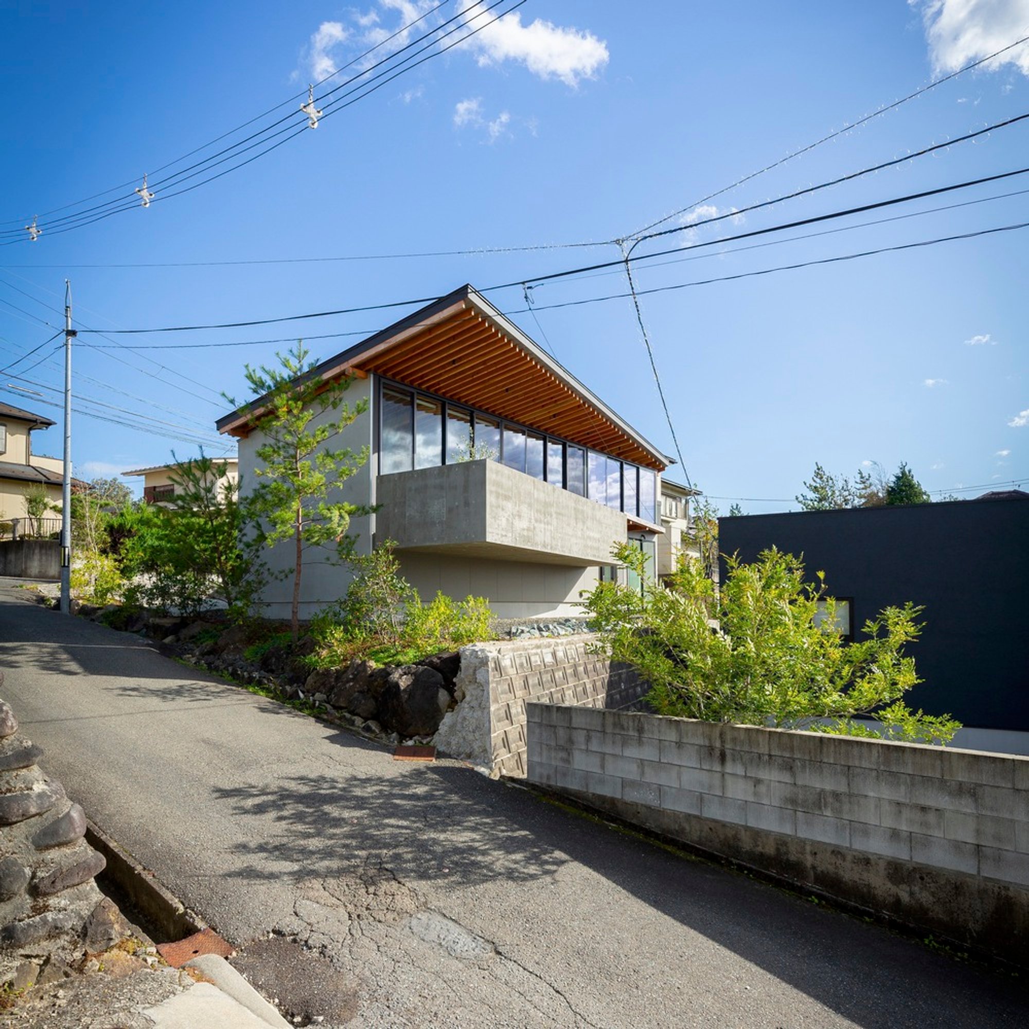 SGH House: Timber Rafters and a Concrete Balcony in Japan