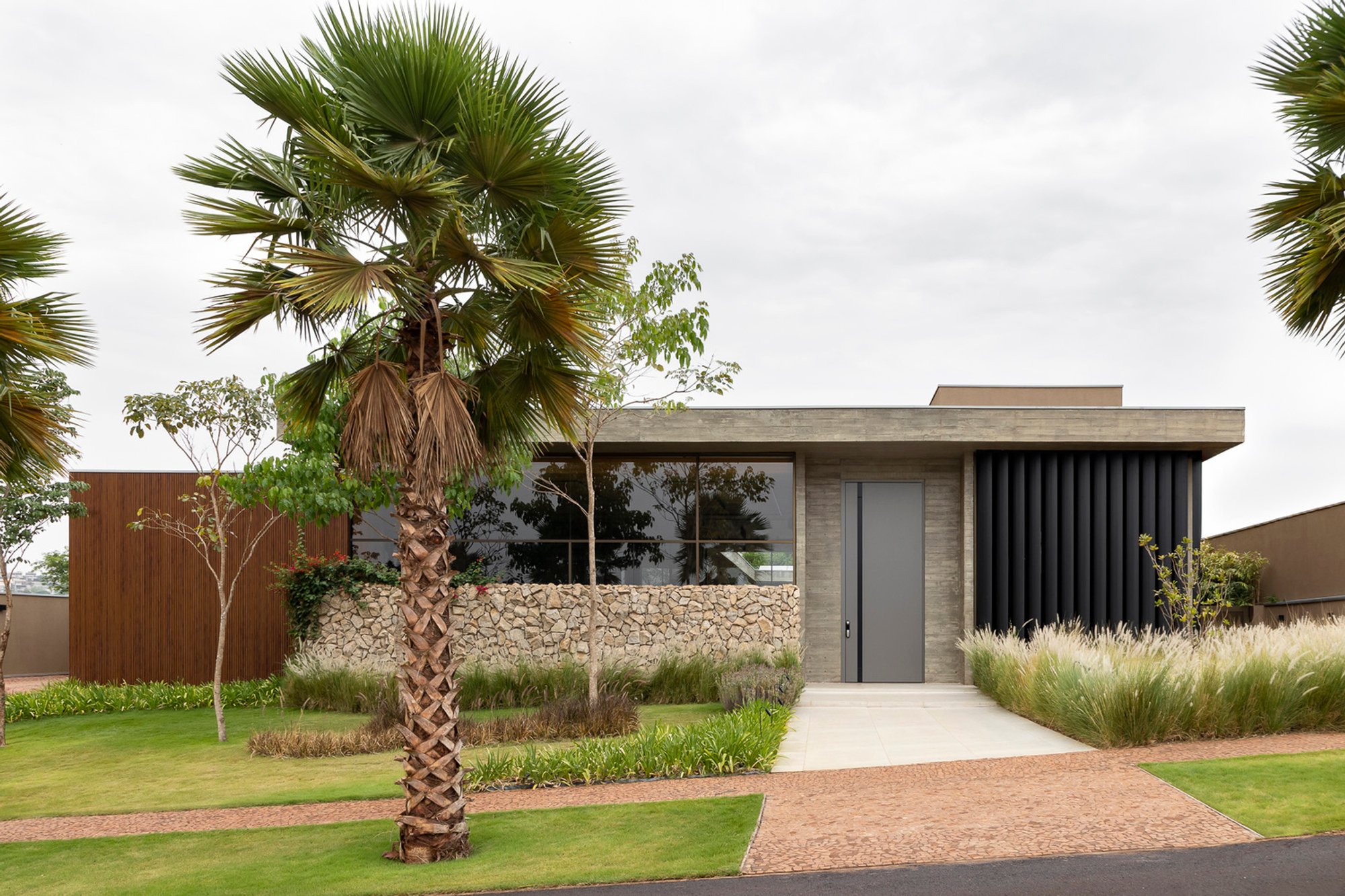 WU House: A Harmony of Feng Shui and Contemporary Brazilian Architecture