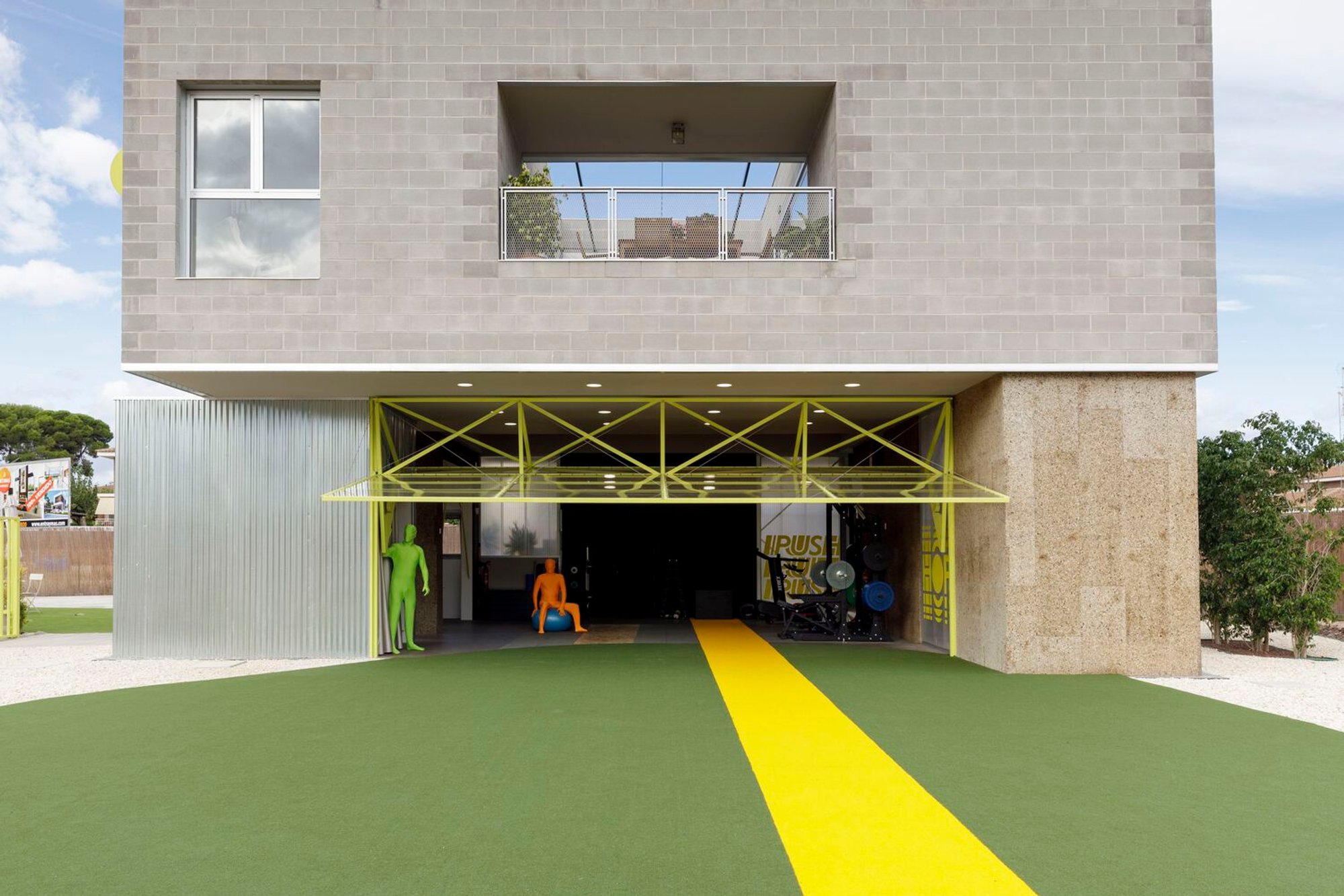 Muscles House by Impepinable Studio: A Brilliant Fusion of Gymnasium and Residential Architecture