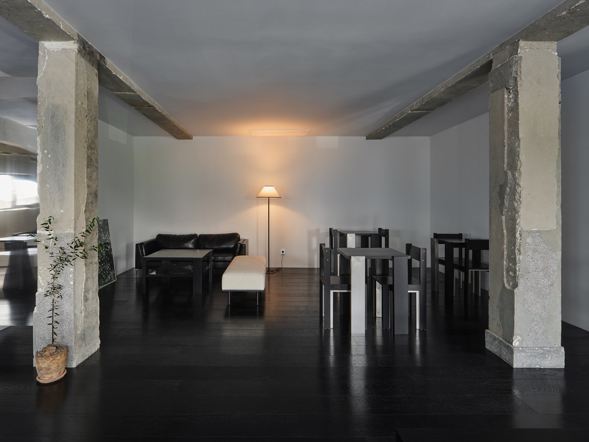 Sherpa Names a Suwon Café After a Greenhouse Device and Builds It Like a Brutalist Temple