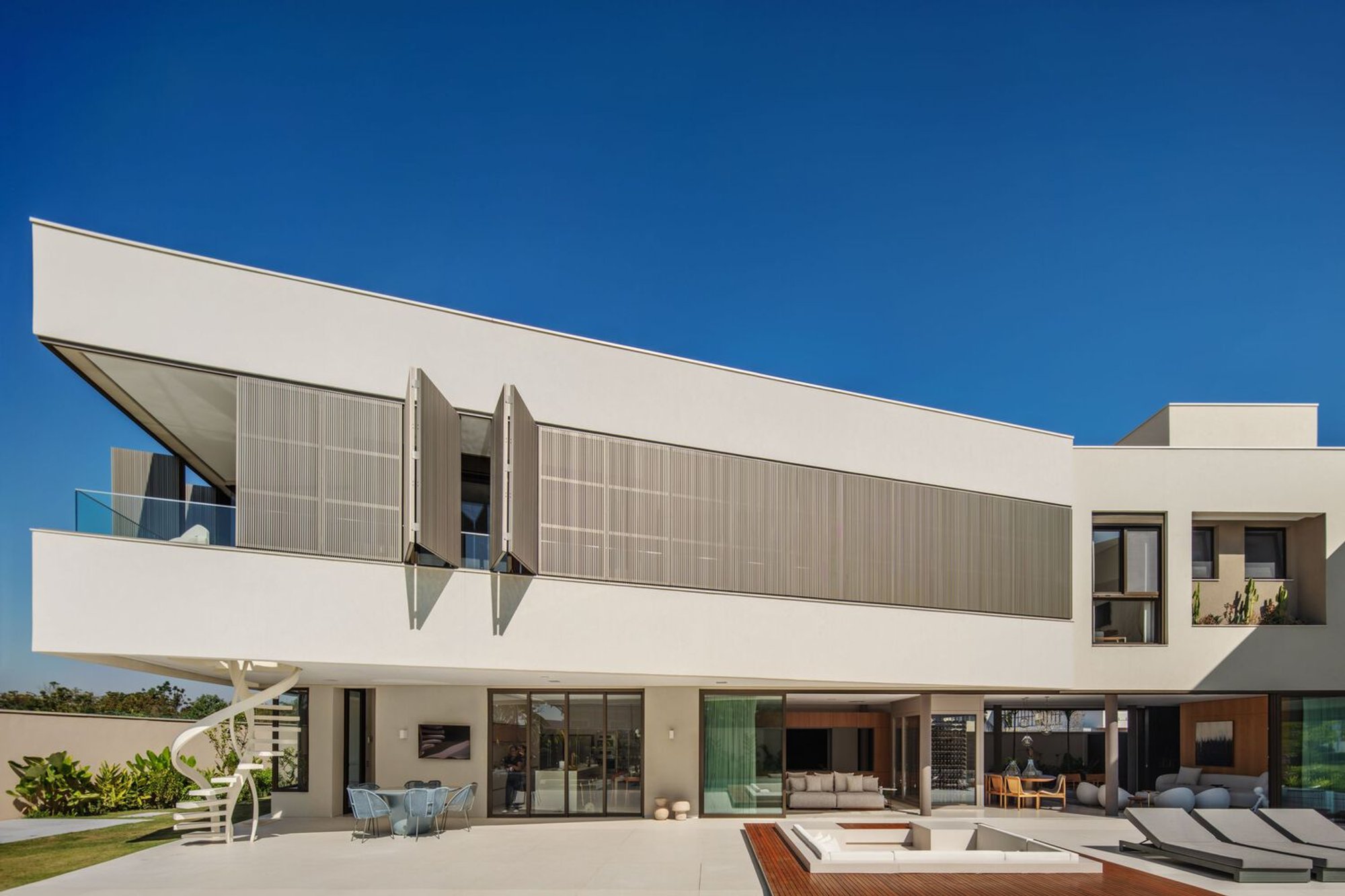 Okha Arquitetura Builds an 880 m² Gallery House on a Flat Riverside Plot in São Paulo State