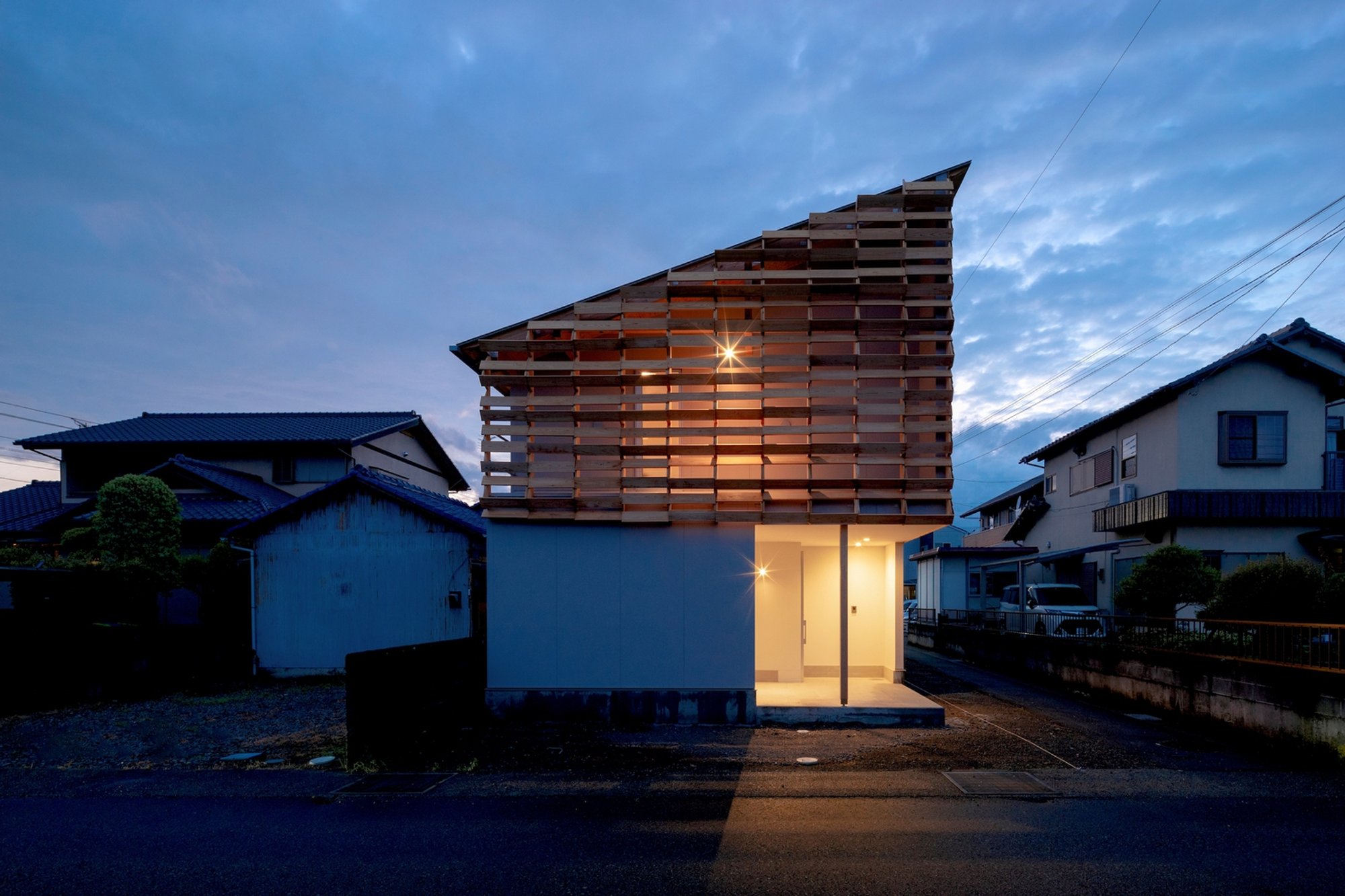 Traditional Japanese House Design: House Along the Old Road by KOMINORU Design
