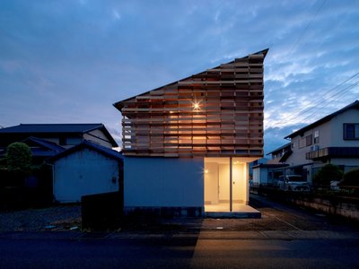 Traditional Japanese House Design: House Along the Old Road by KOMINORU Design