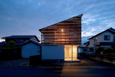 Traditional Japanese House Design: House Along the Old Road by KOMINORU Design