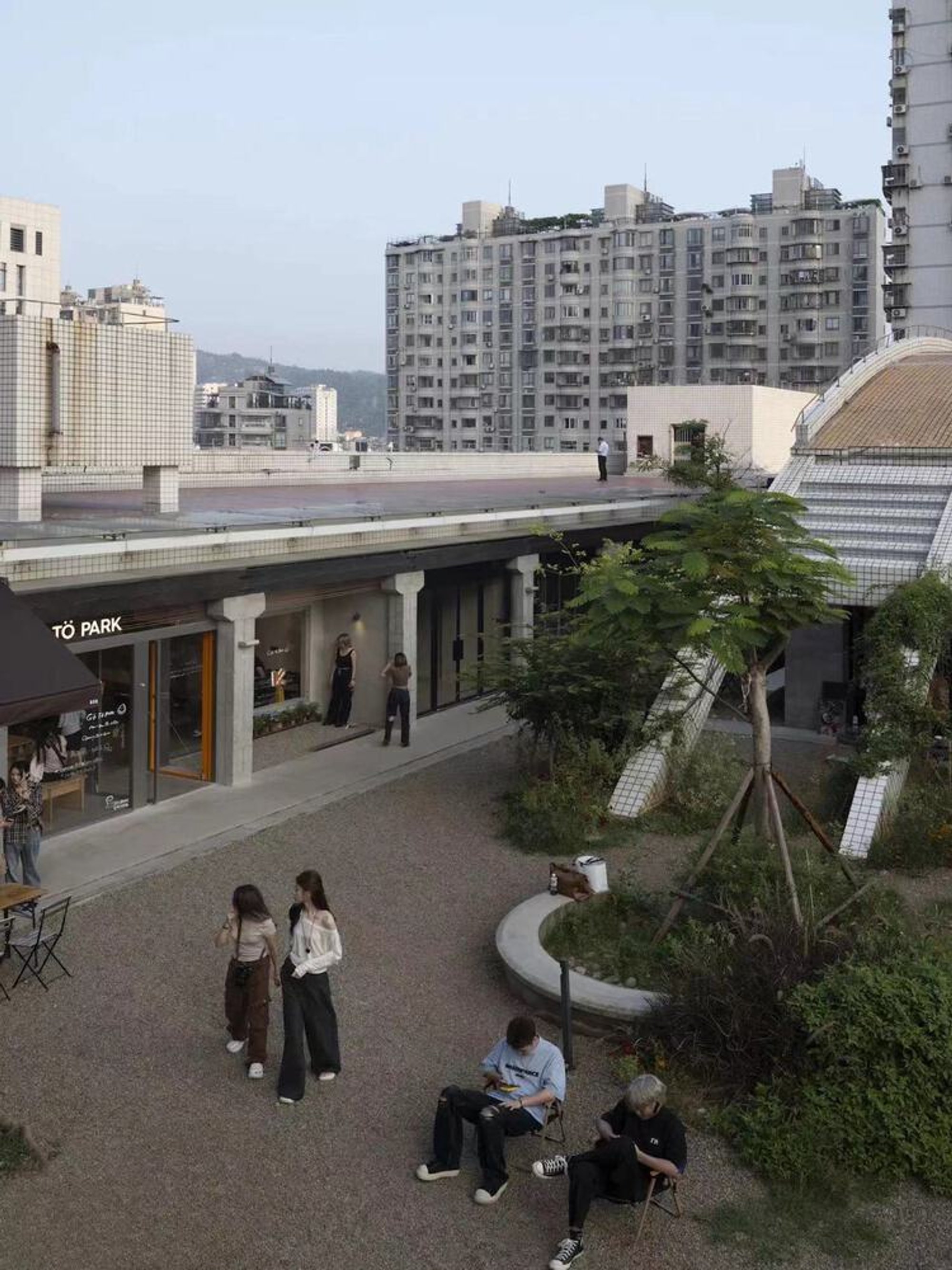 Devolution Turns a Xiamen Rooftop into a 5,000 m² Public Park for a Privatizing City