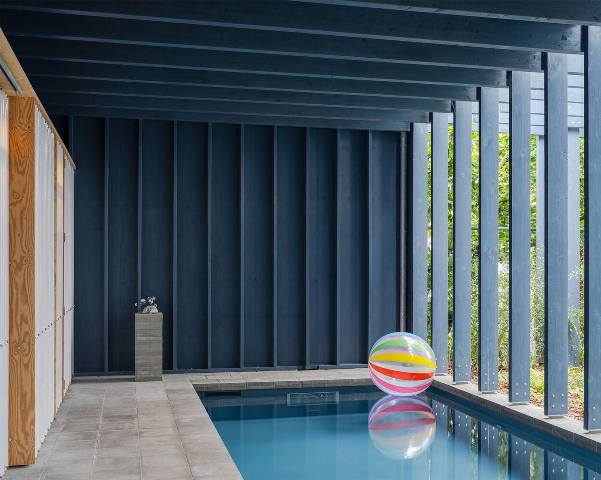 Atelier Janda Vanderghote Wraps a Belgian Pool Pavilion in Steel, Timber, and Filtered Light