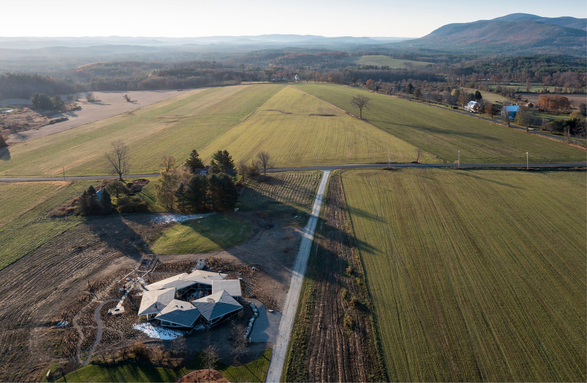 NO ARCHITECTURE Shatters the Glass House Into a Flower-Shaped Pavilion in the Hudson Valley