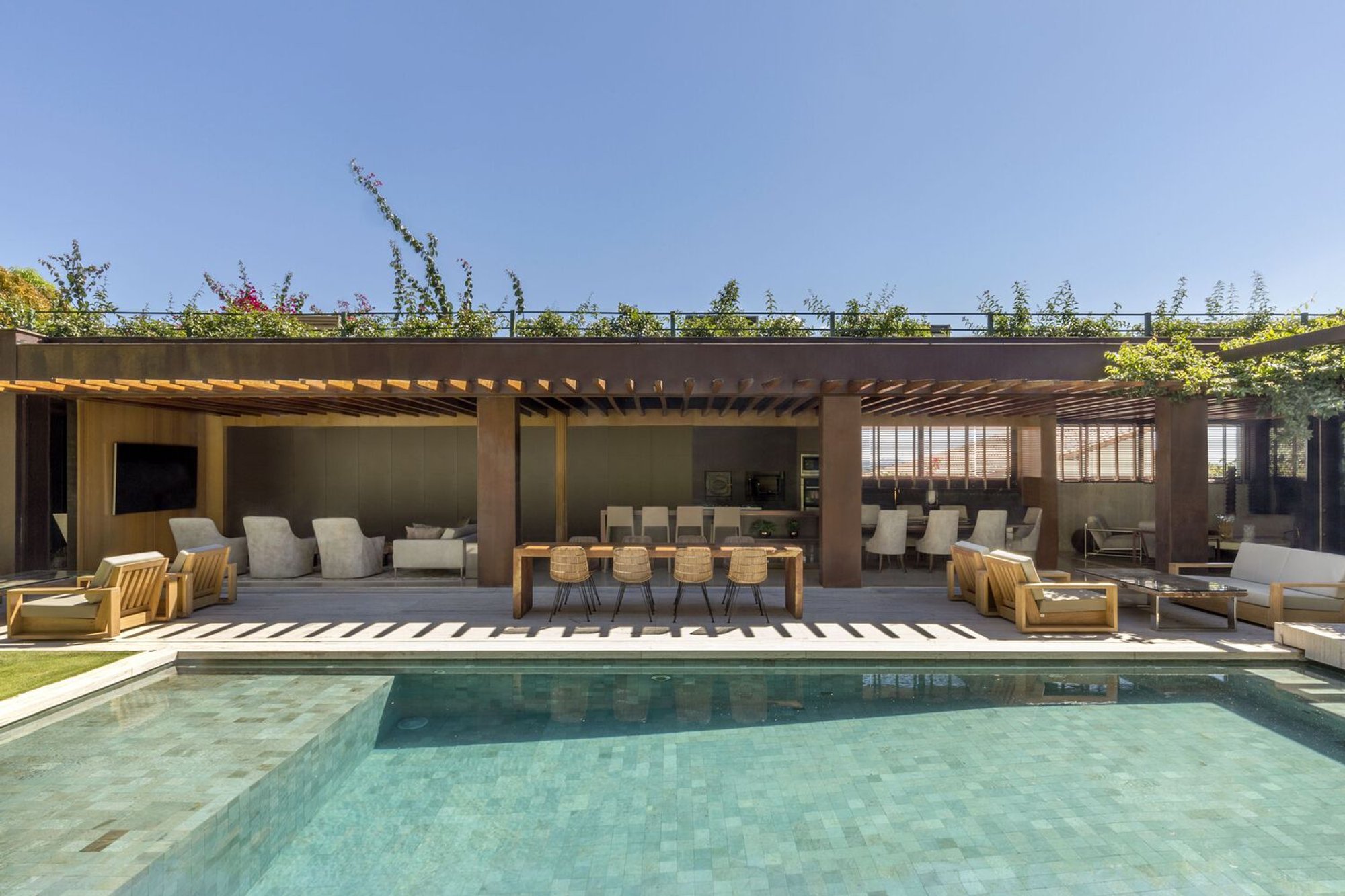 Dezesseete House: A Modern Residential Renovation in Brasília