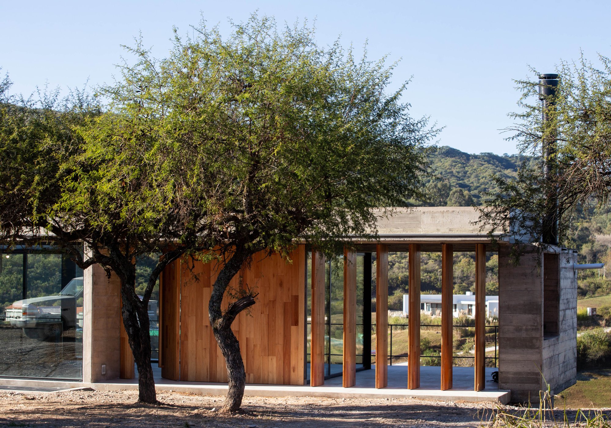 Hillside House Design: House Victoria by MedinaMas/Arq