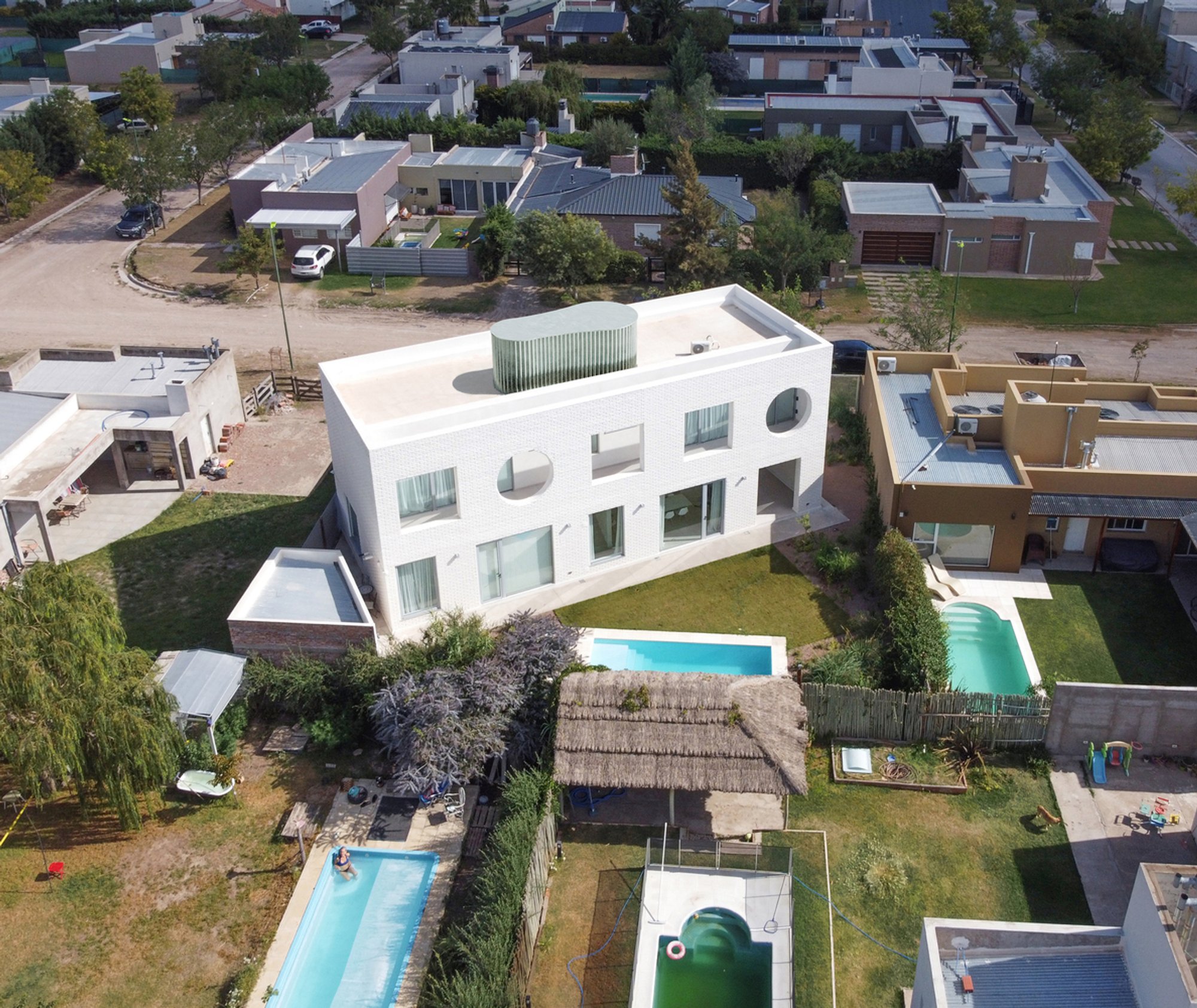 Modern Concrete House Design: House 104 by FLORA