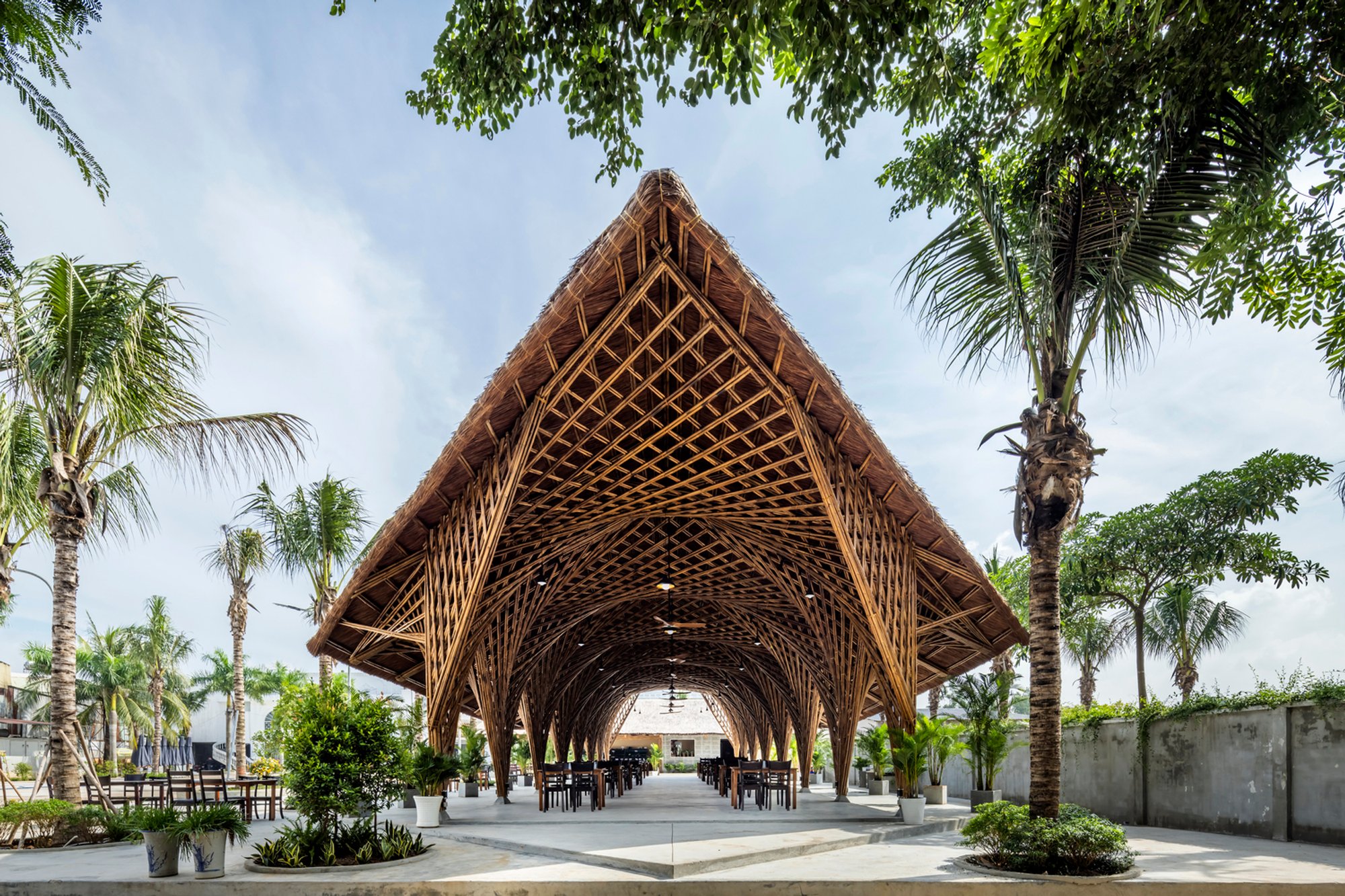 Keeng Seafood Restaurant: A Sustainable Architectural Marvel