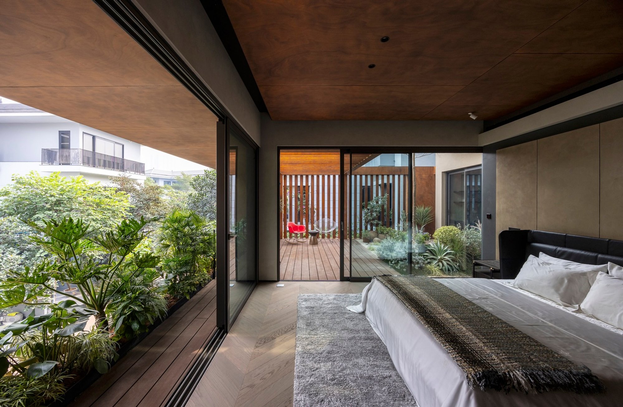 Modern Minimalist Villa Design: BT5 Villa by APDI