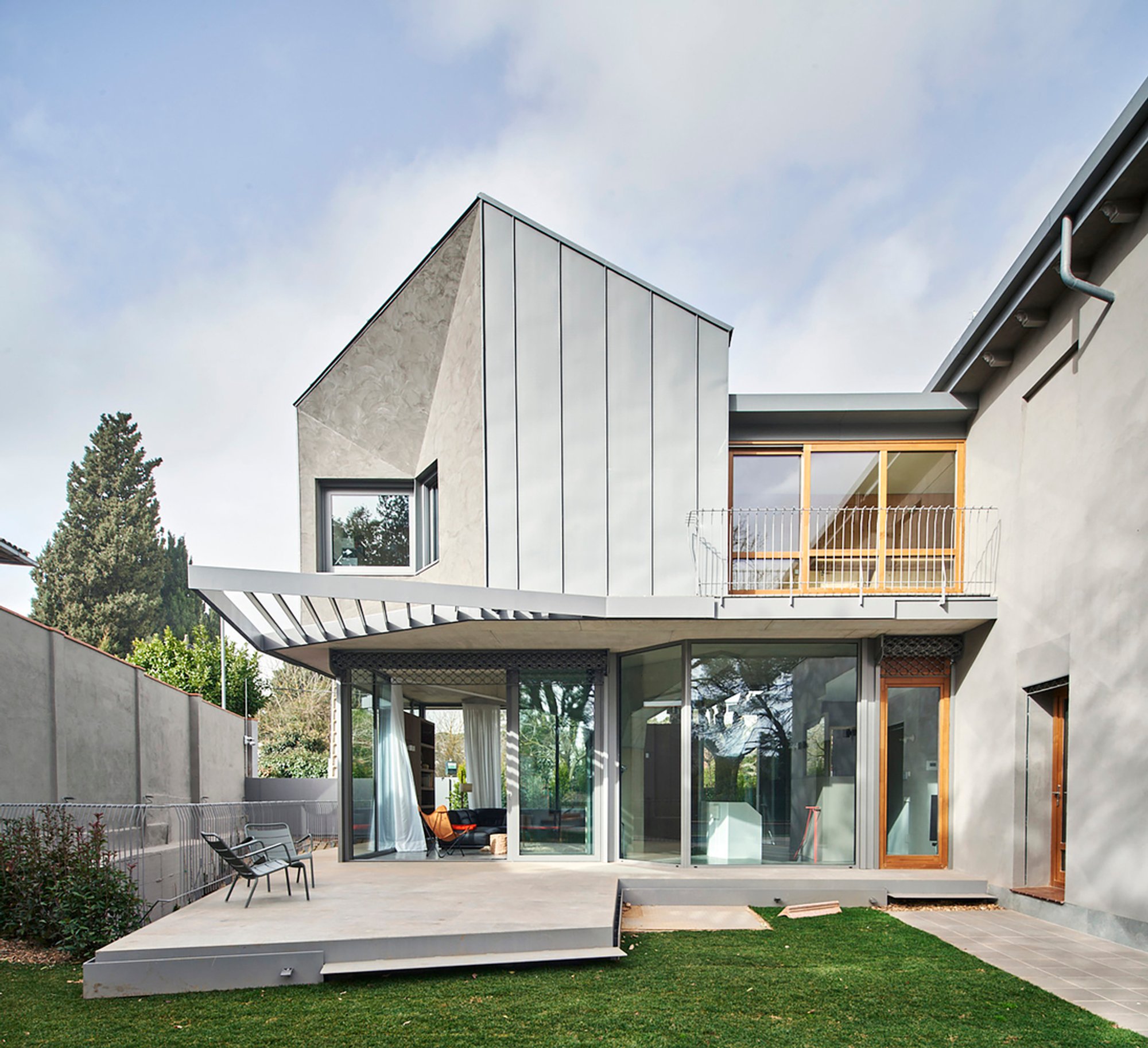 House Among Trees and Houses: A Sustainable Renovation by BAILORULL
