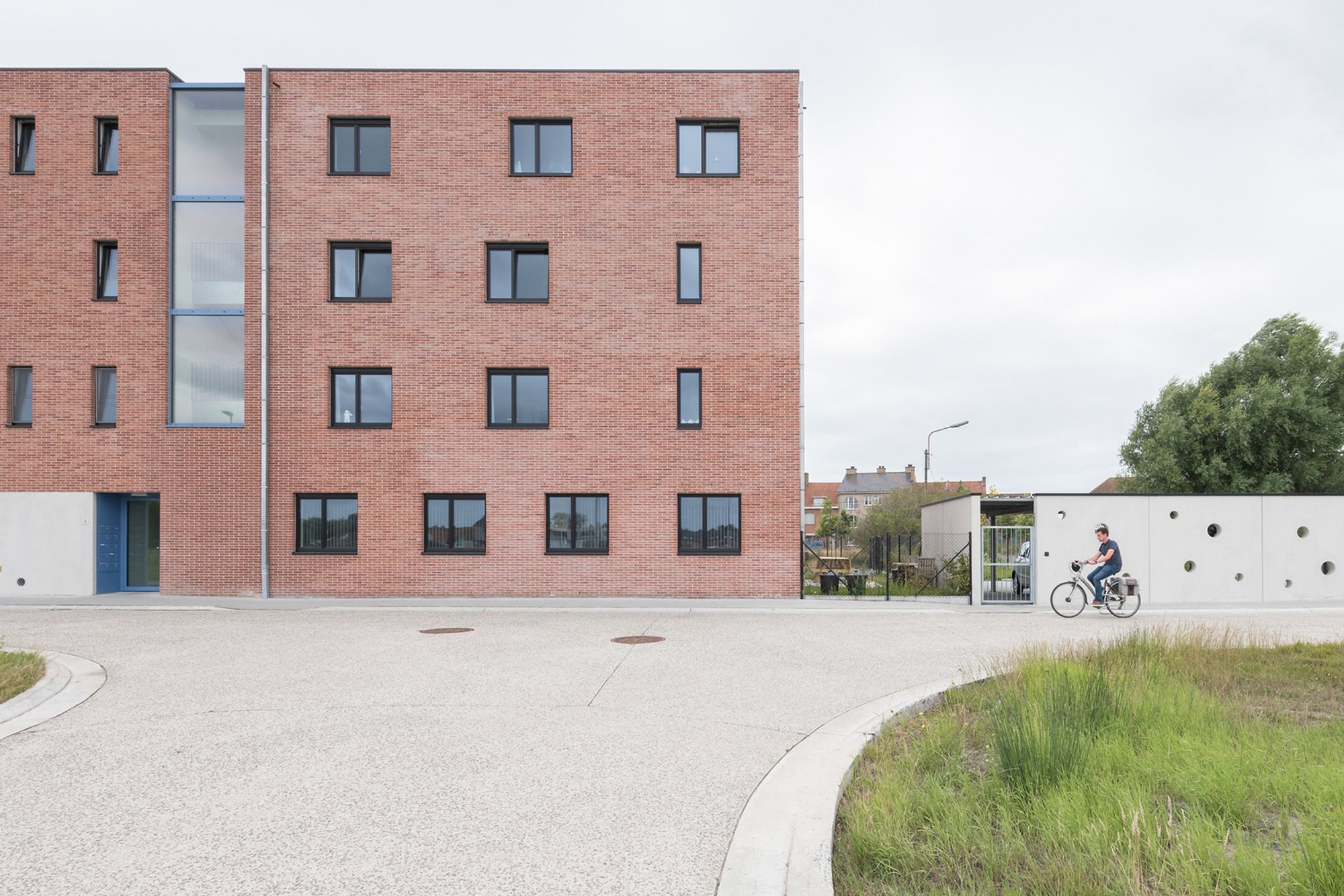 POLYGOON Architectuur Stacks 22 Social Housing Units to Liberate a Public Square in Diksmuide