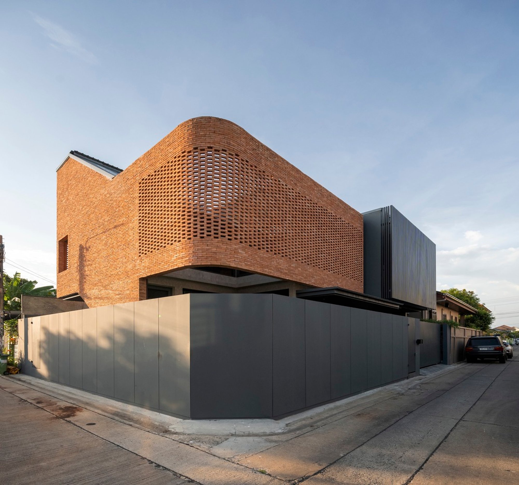 MYJ House by BodinChapa Architects: A Sustainable Urban Retreat in Bangkok