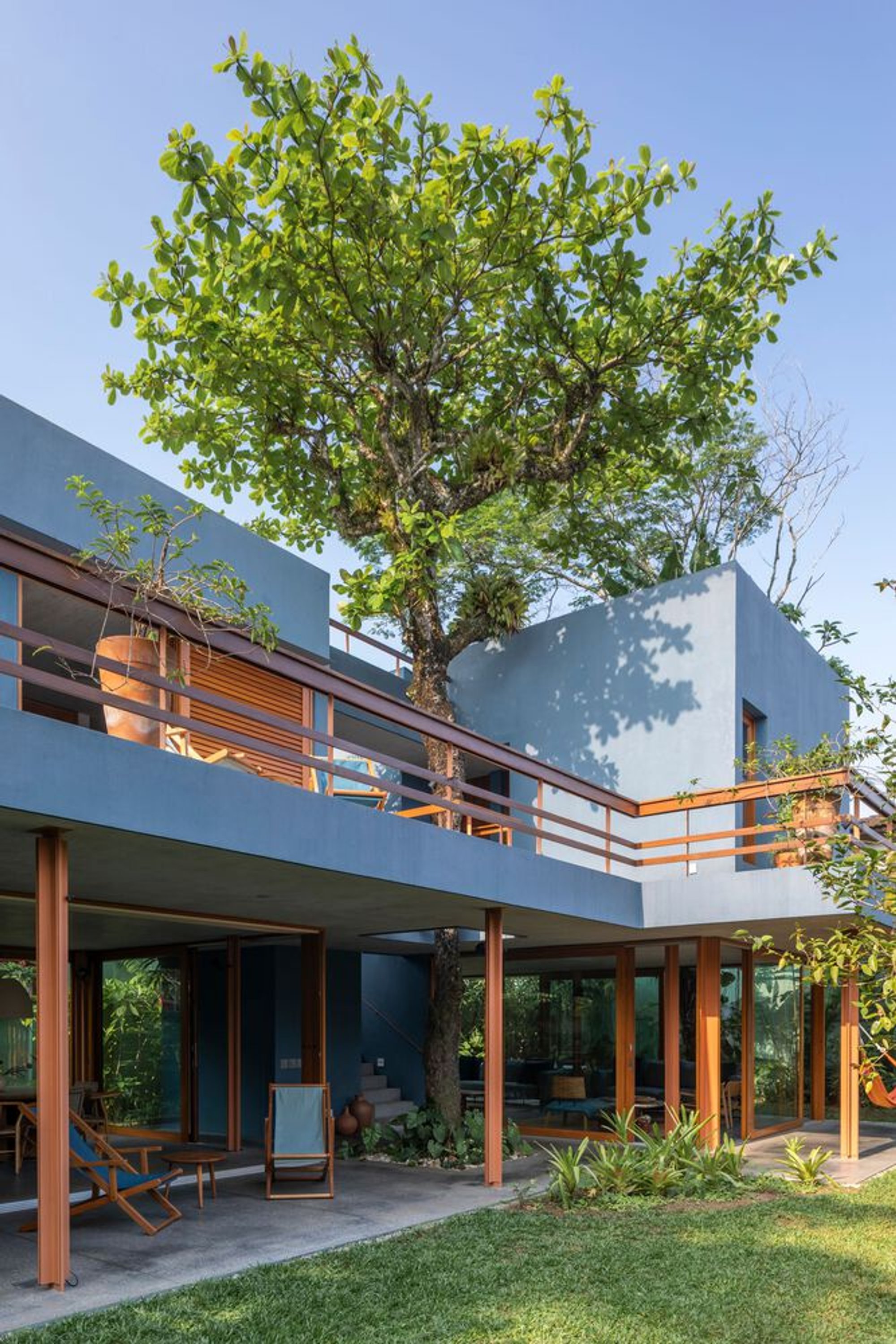 André Vainer Lets the Trees Stay Put in a Baleia Beach House Built Around Nature