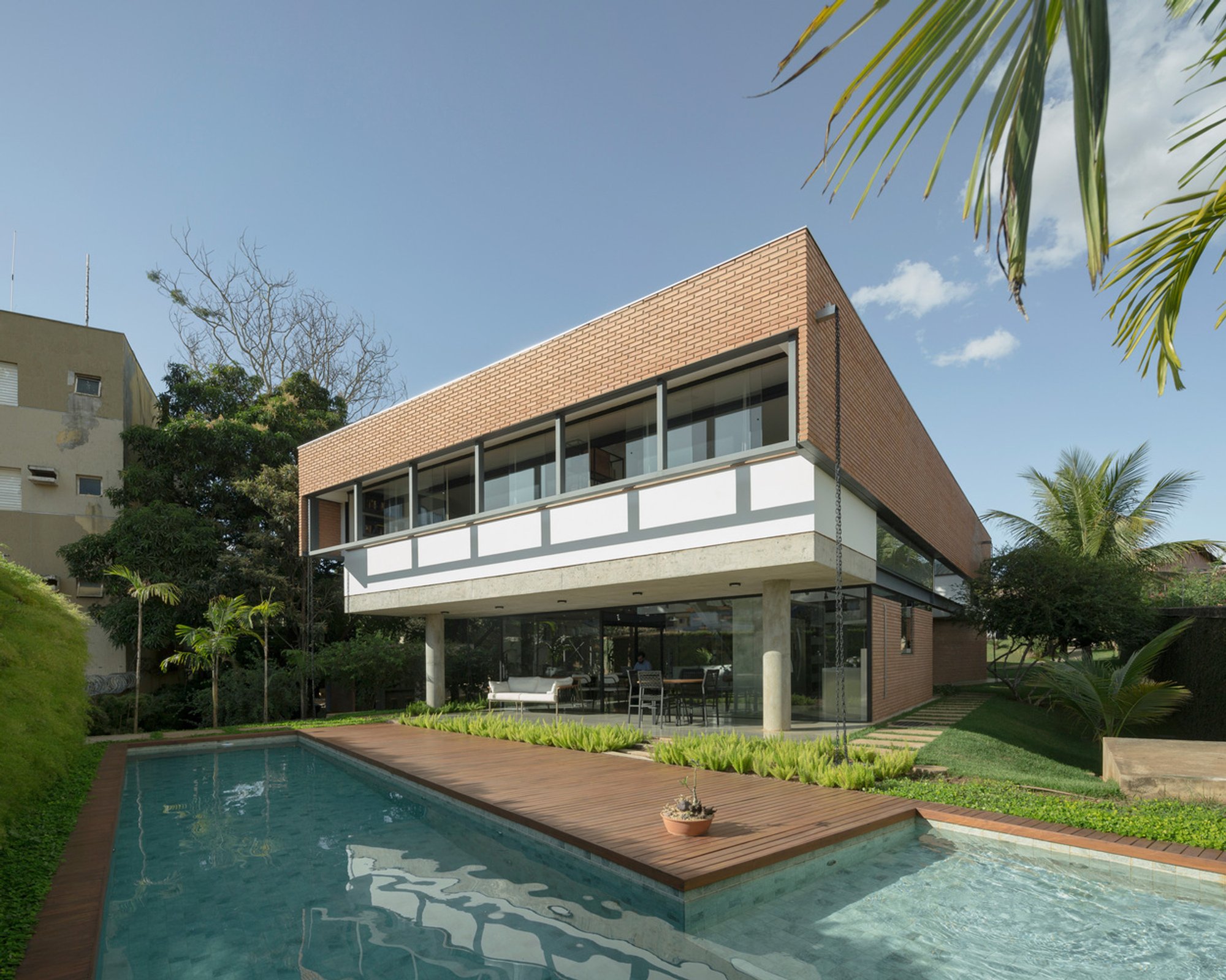 Venta Arquitetos Lifts a Brick Volume Over the Trees in Montes Claros