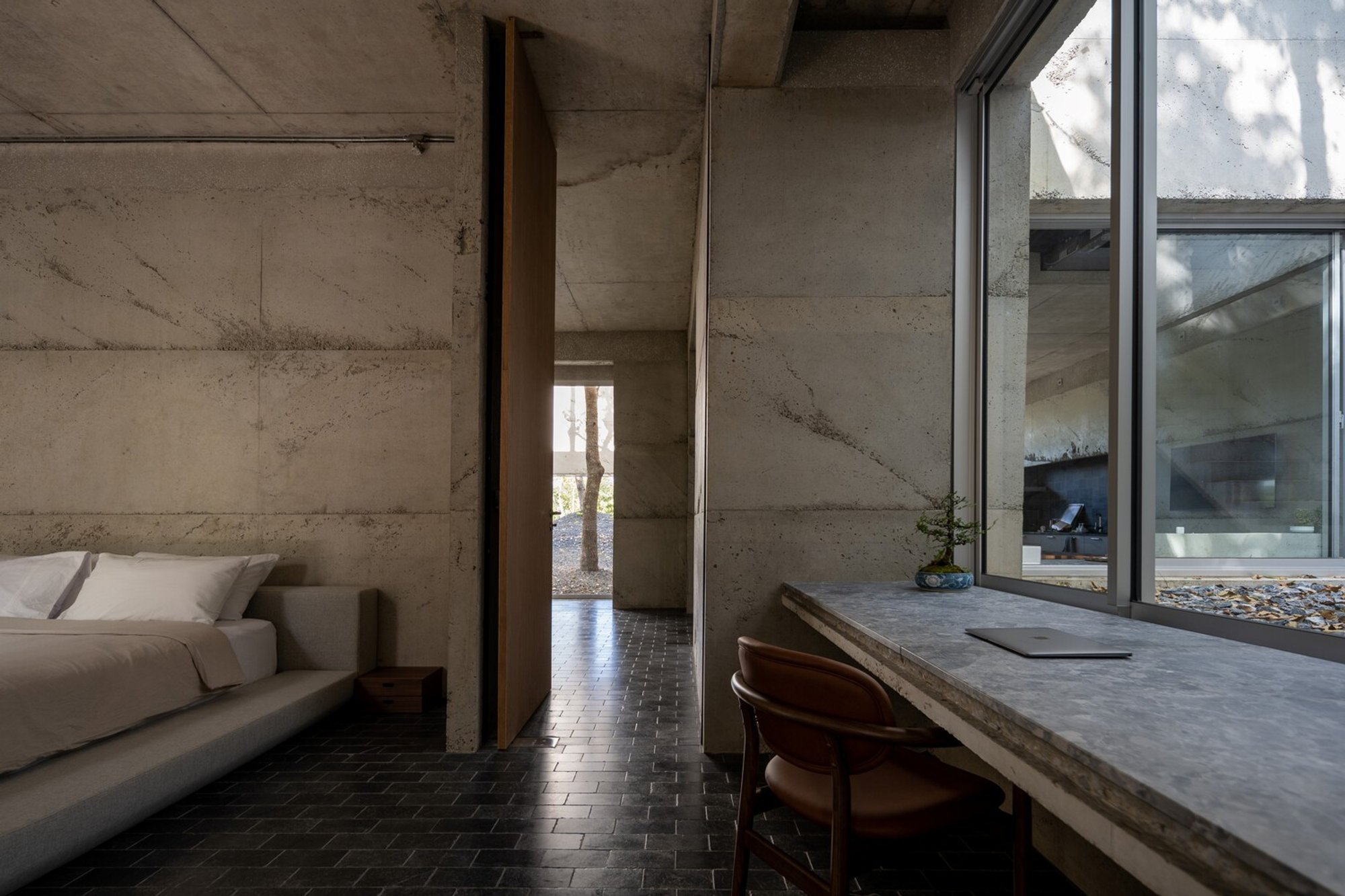 Yellow House Architecture: Harmonizing Privacy and Openness in a Natural Setting