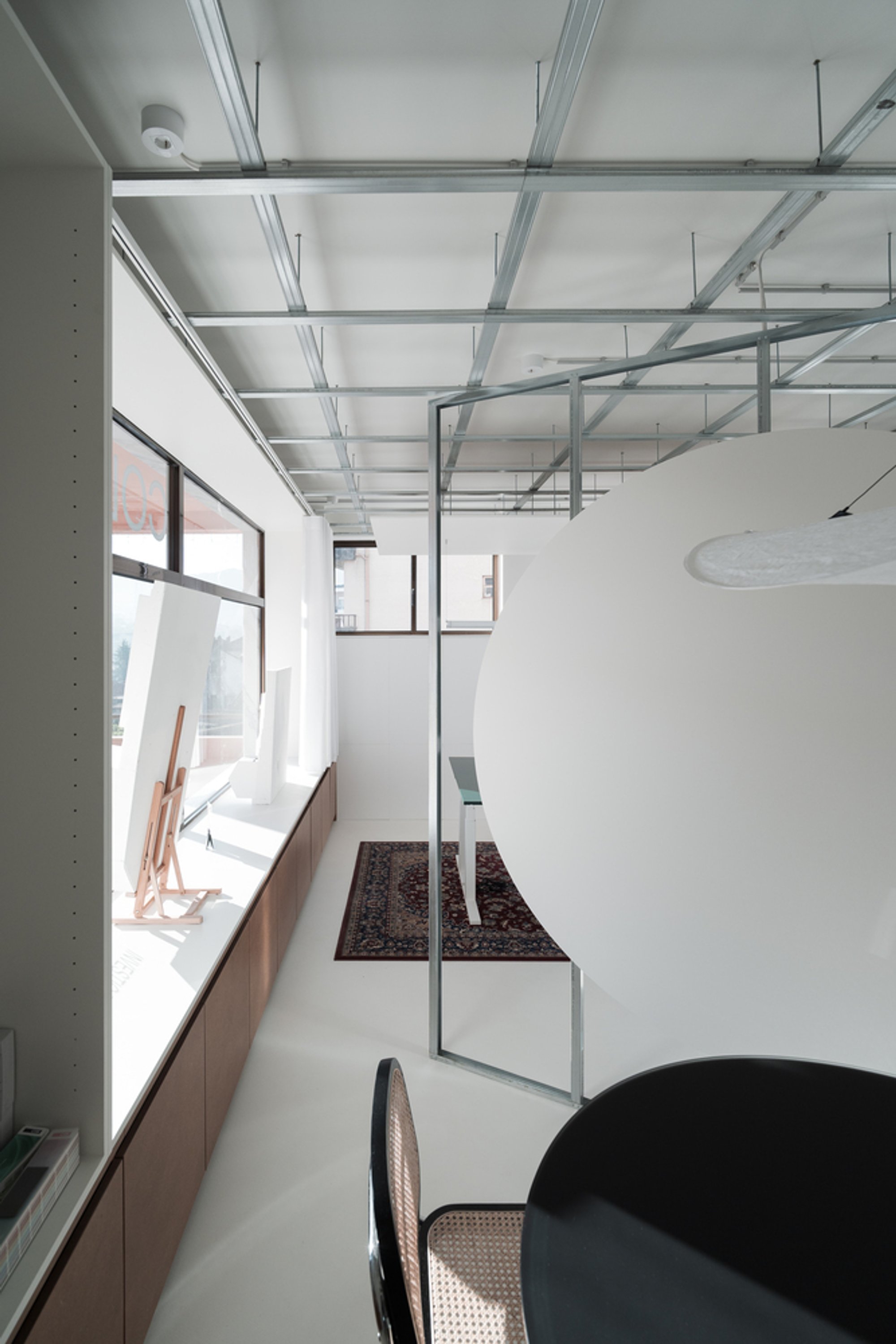 IAI Coletivo Carves a 30 m² Studio out of a 1980s Commercial Gallery in Porto