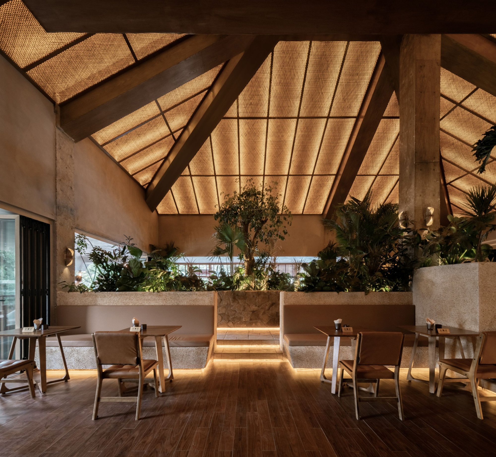 DAGA Architects Carves a Subtropical Hideaway into a Beijing Village Complex