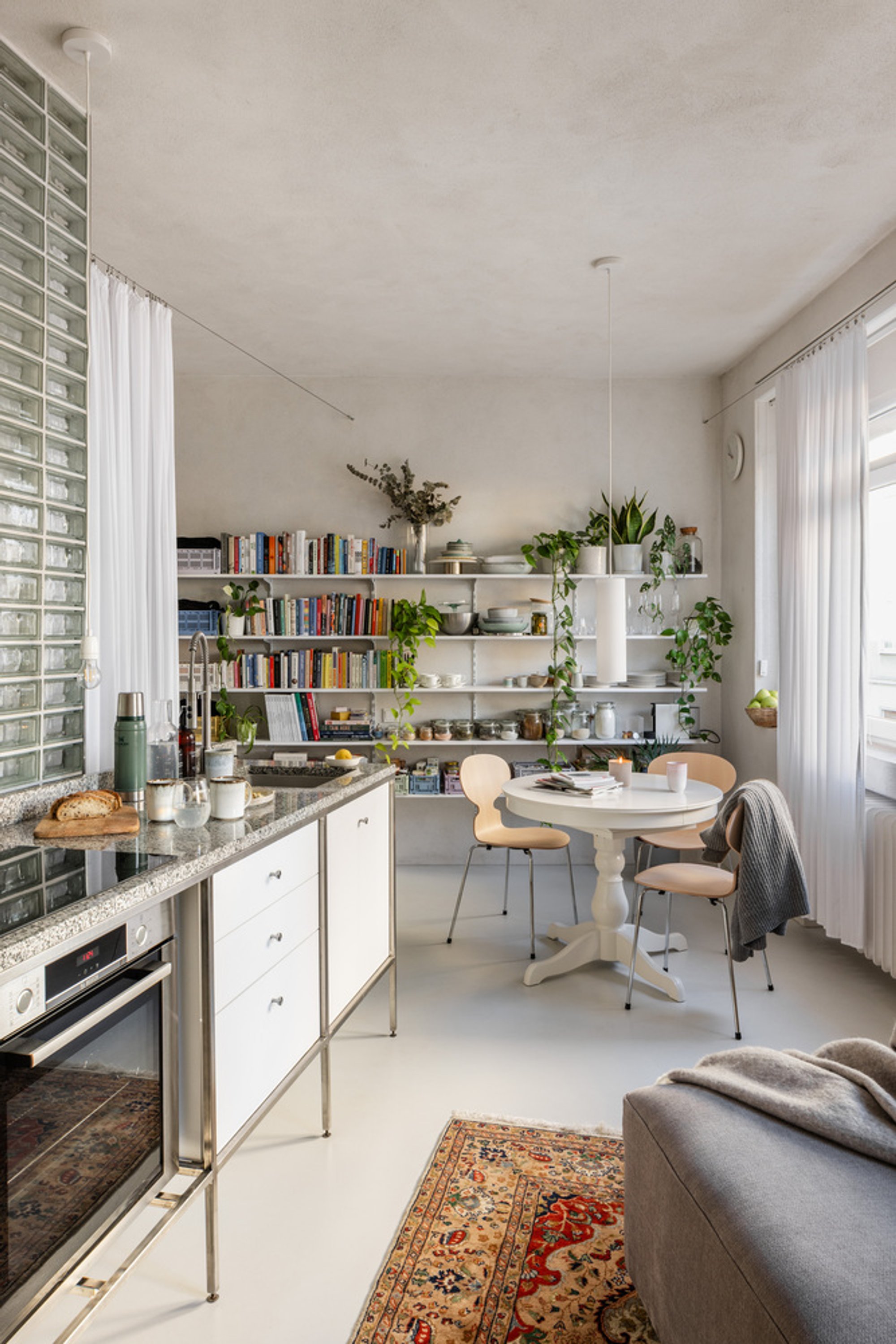 Kilo / Honc Uses Glass Brick to Unlock Light in a 35-Square-Meter Bratislava Apartment