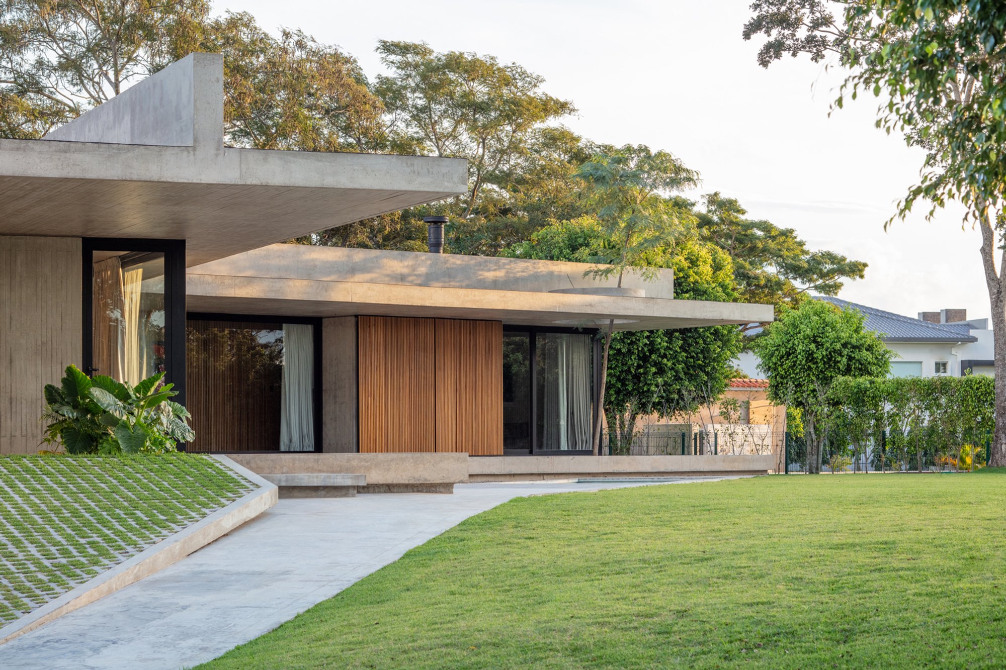 The Pages Residence: A Modern Minimalist House Design by Sommet