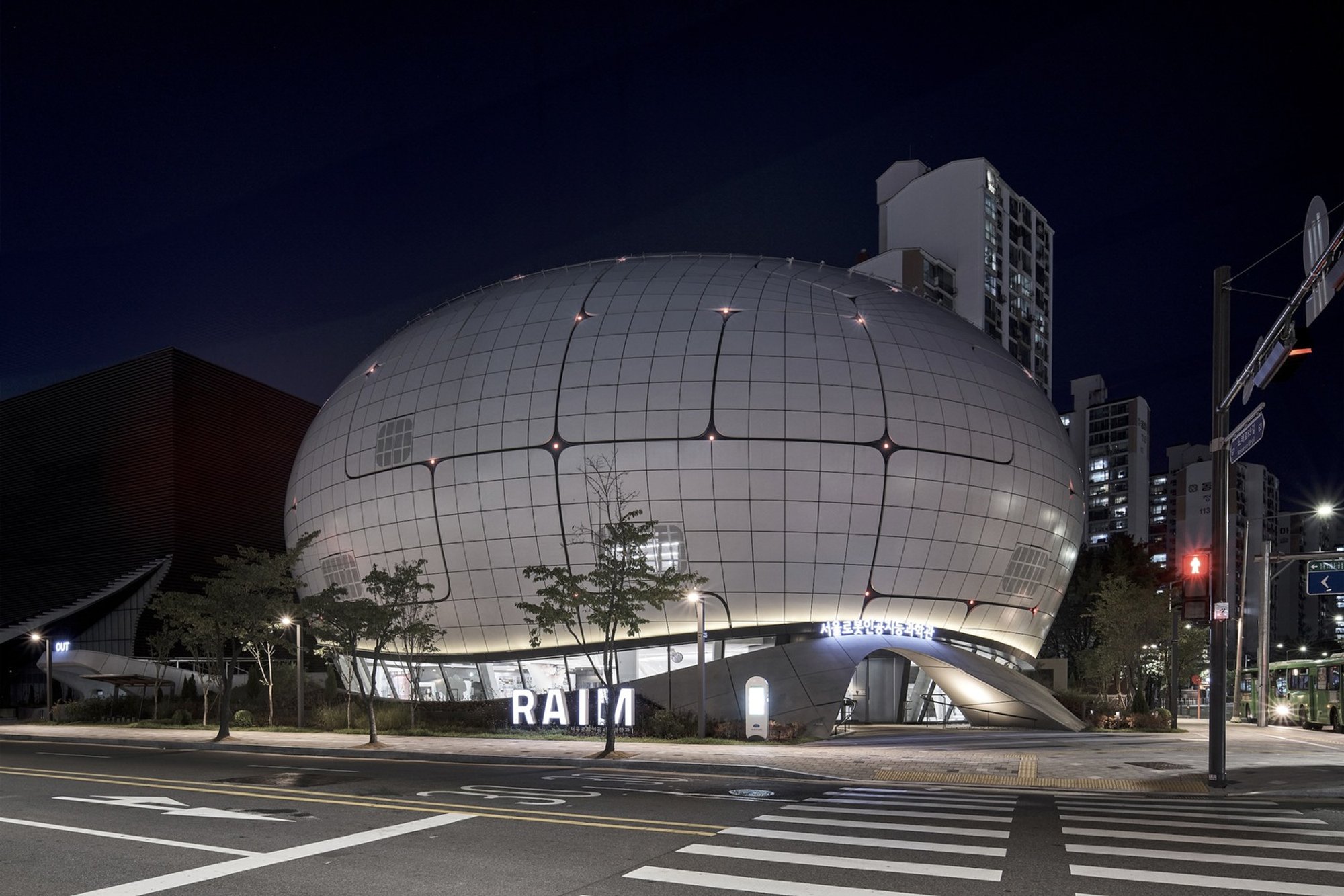 Melike Altınışık Architects Lands a Robotically Welded Sphere in the Heart of Seoul