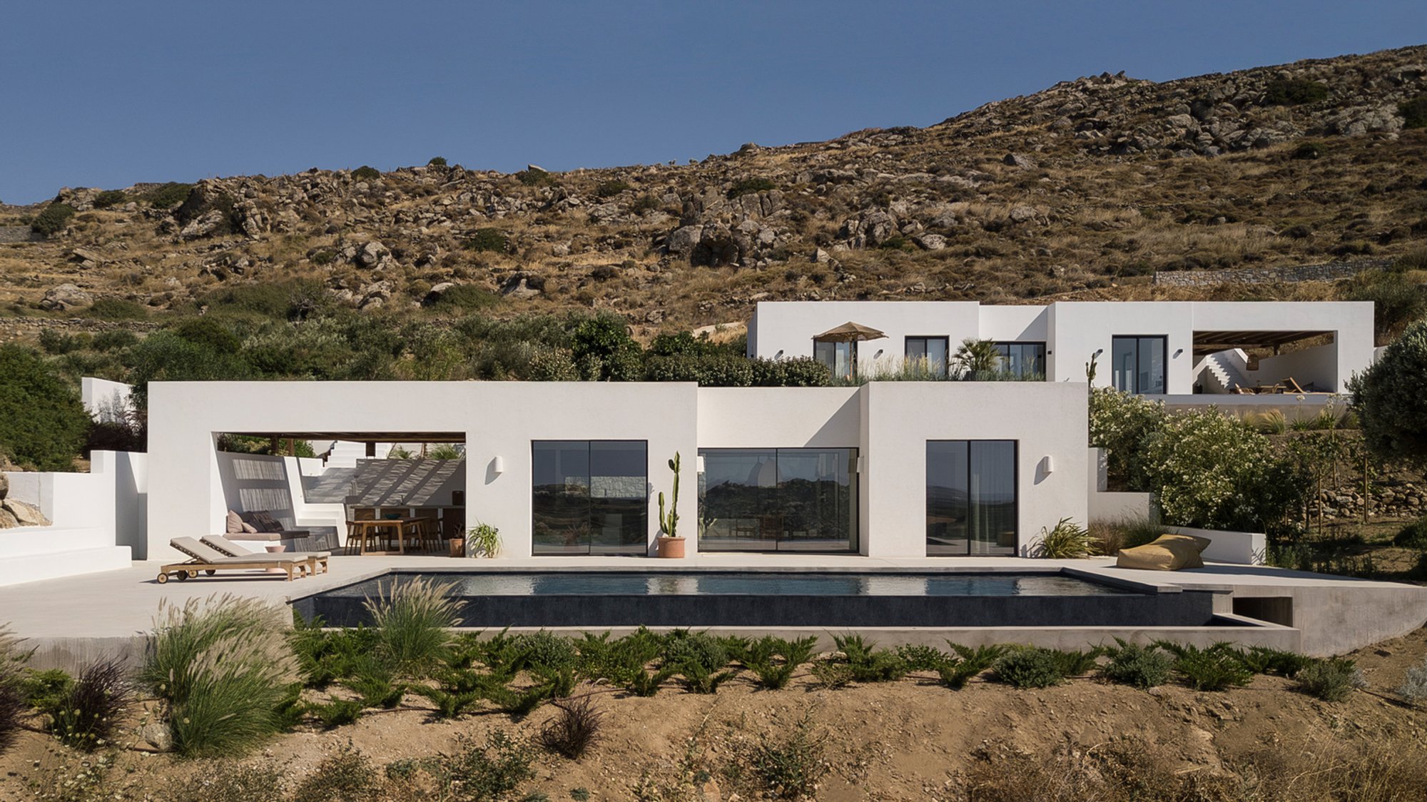 La Natura Villas: A Harmonious Blend of Cycladic Tradition and Modern Luxury