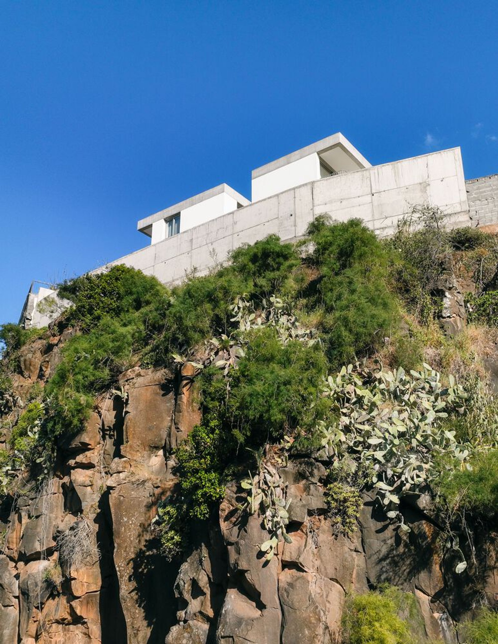 AA. Arquitectos Splits a Coastal House into Two Strips on a Madeira Island Cliff