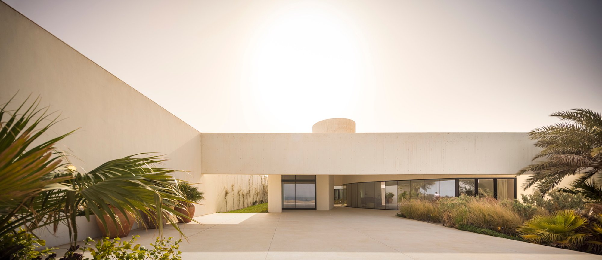 White Fortress House: An Exemplary Modern Desert Architecture