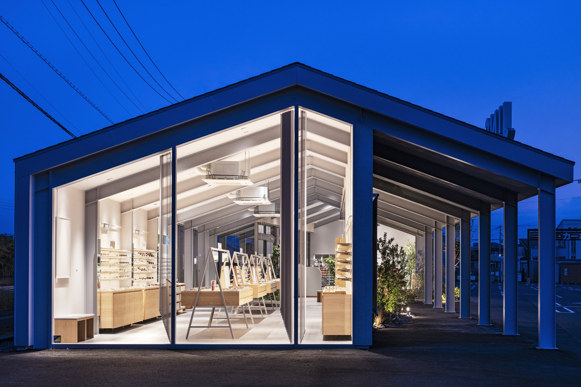 Tadashi Hirai Bends an Eyewear Store into a River-Like Tube in Saitama Prefecture