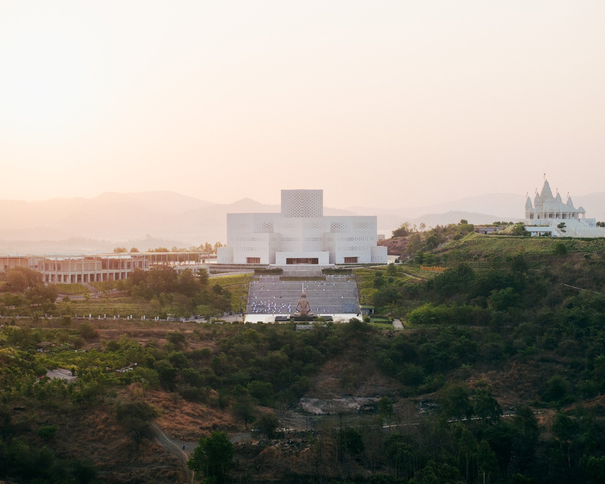 Serie Architects Stacks Thirteen Rooms into a Crystalline Jain Discourse Hall in Gujarat