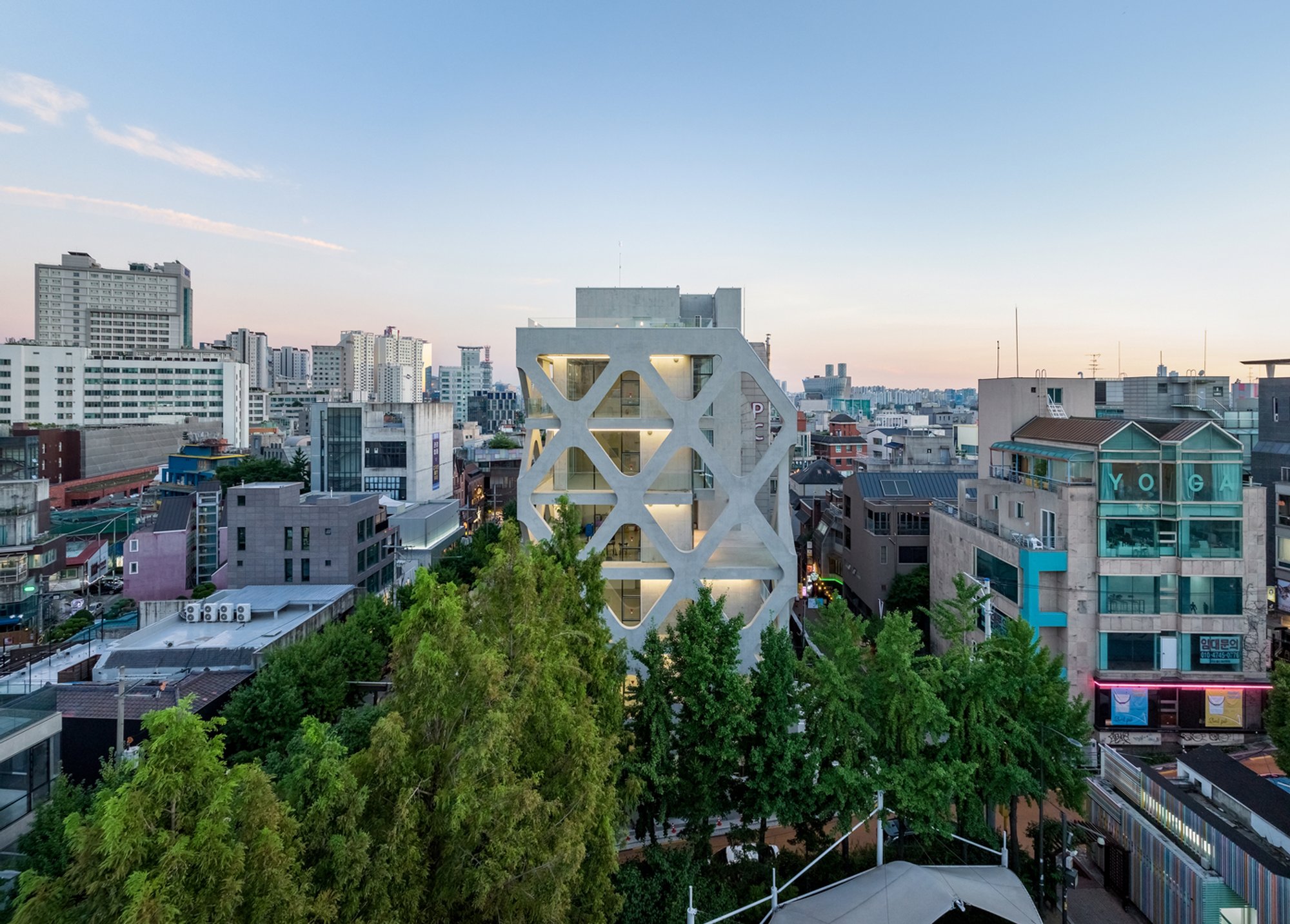 Folded Ground: A Neighborhood Facility in Hongdae's Vibrant Urban Landscape
