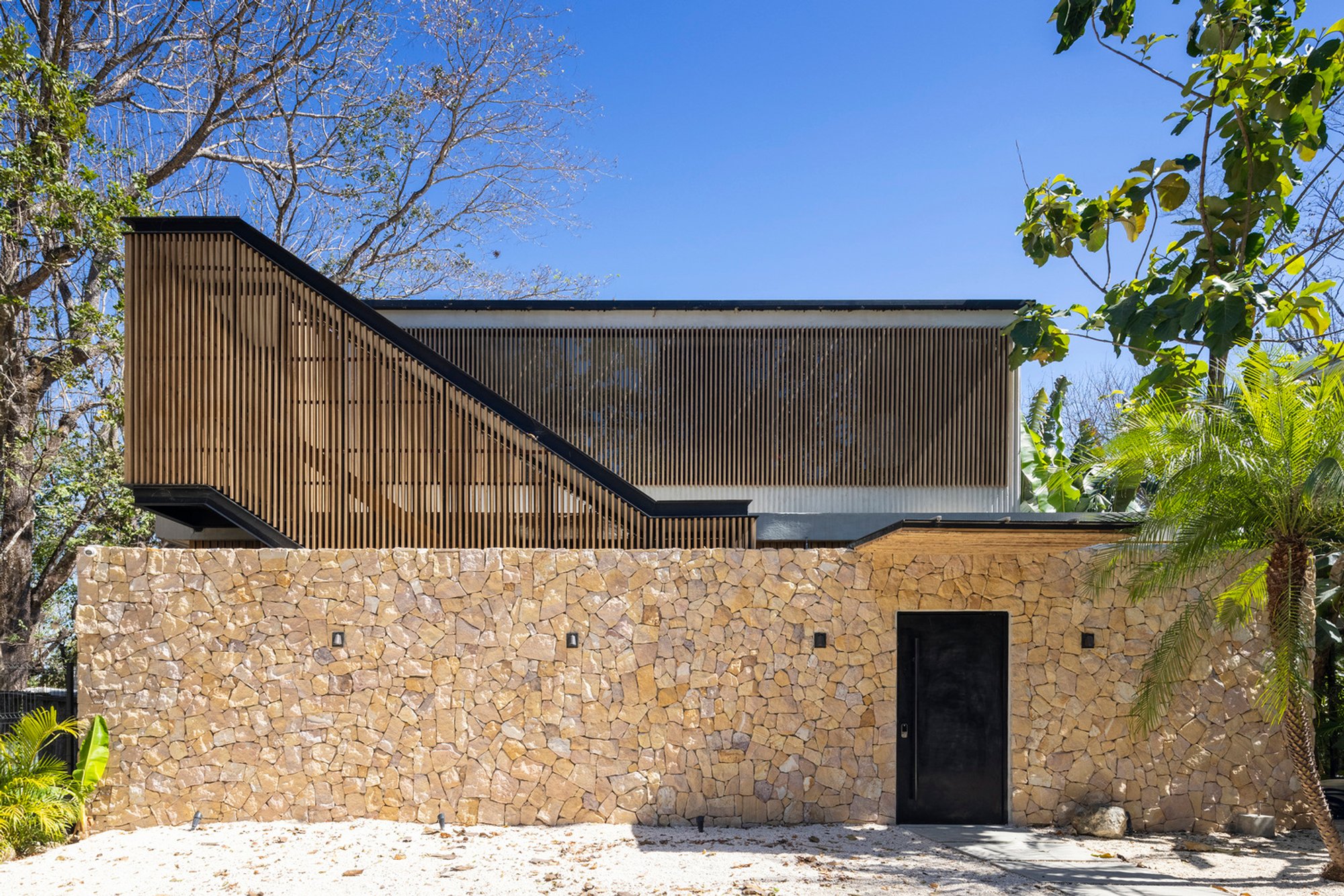 Jungla House by FAMM Arquitectura: A Masterful Blend of Nature and Architecture in Santa Teresa, Costa Rica