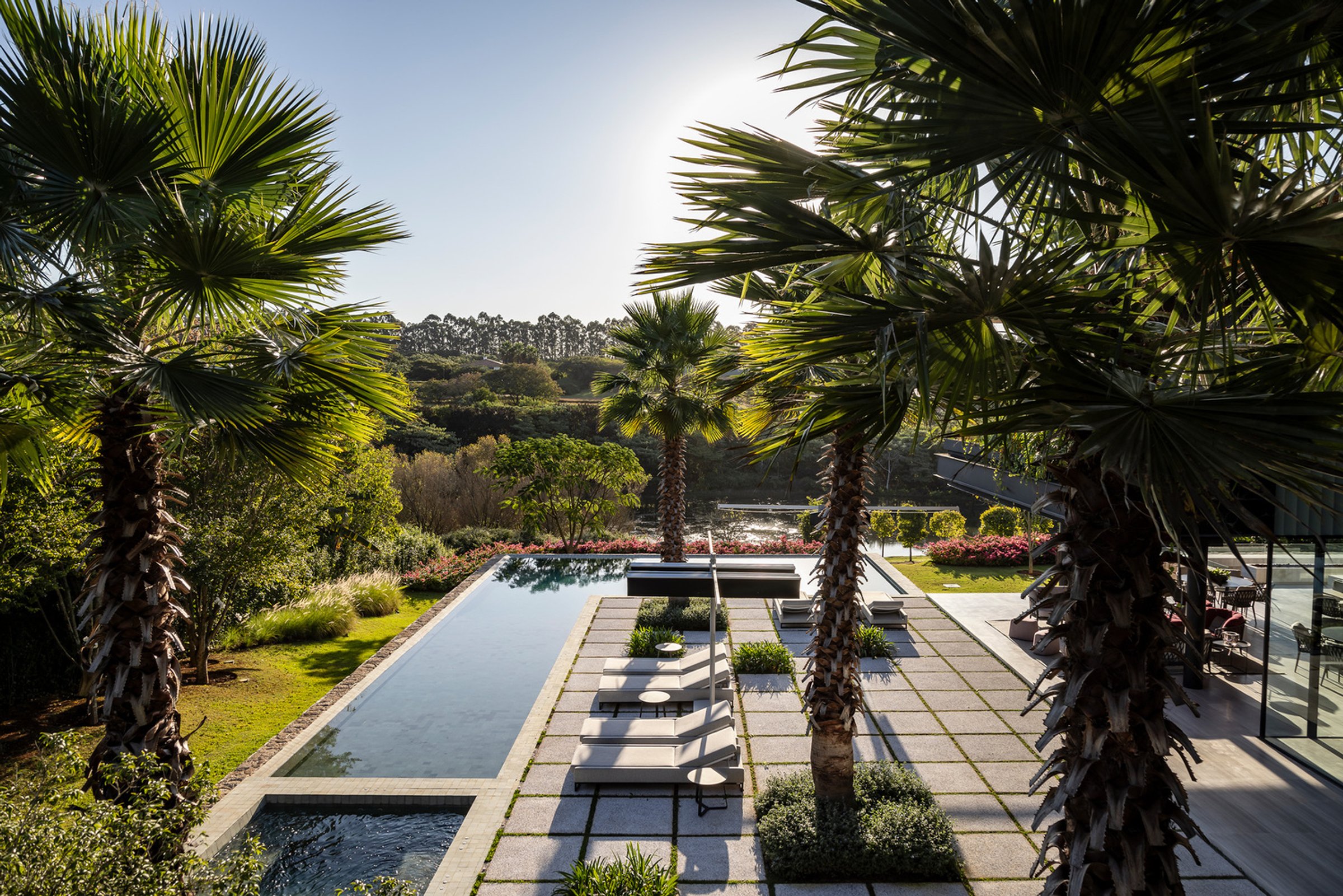 Modern Vacation Home Design: FD Residence by Padovani Arquitetos