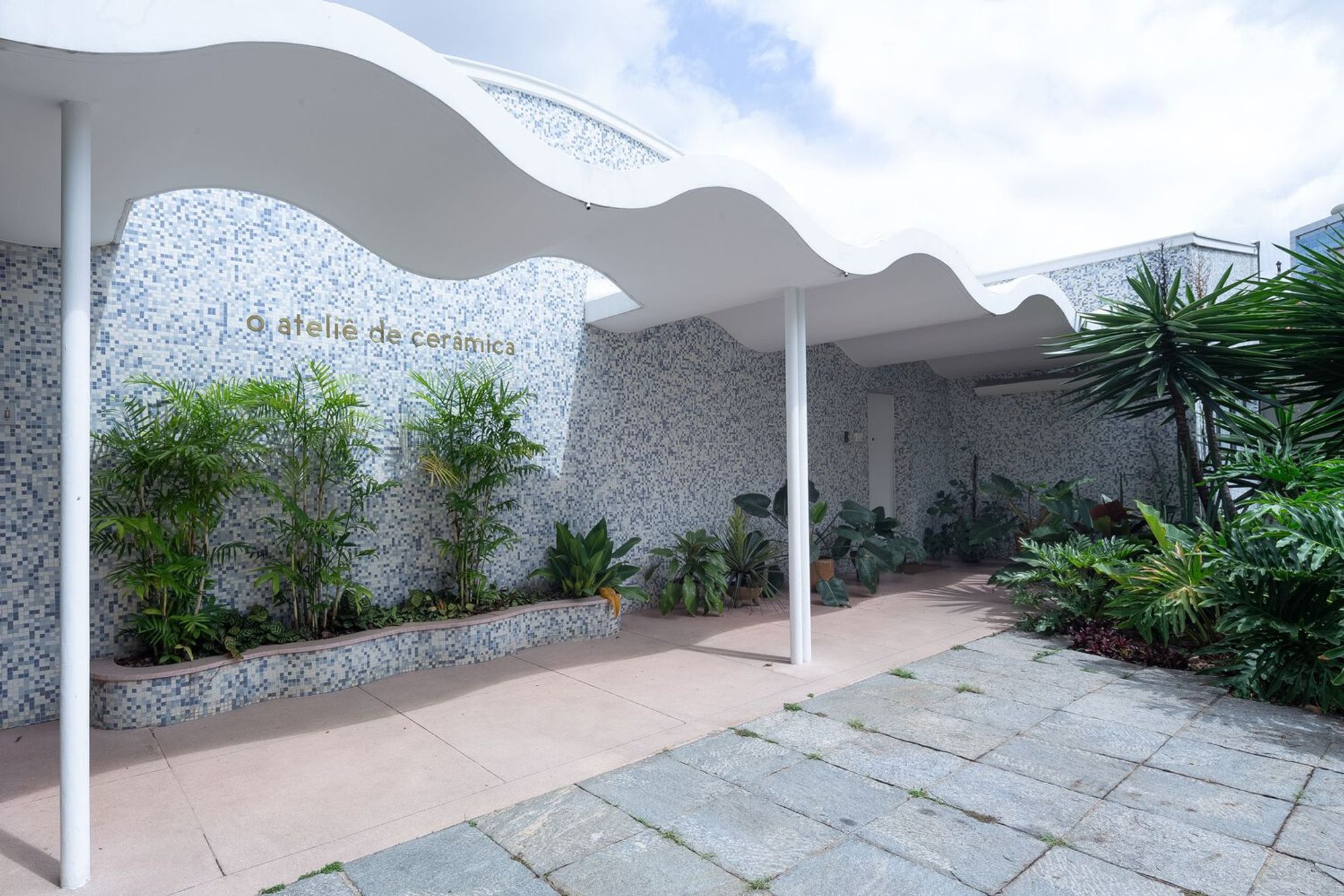 MOBIO Arquitetura Turns a Protected 1950s House Near Praça da Liberdade into a Ceramics Gallery