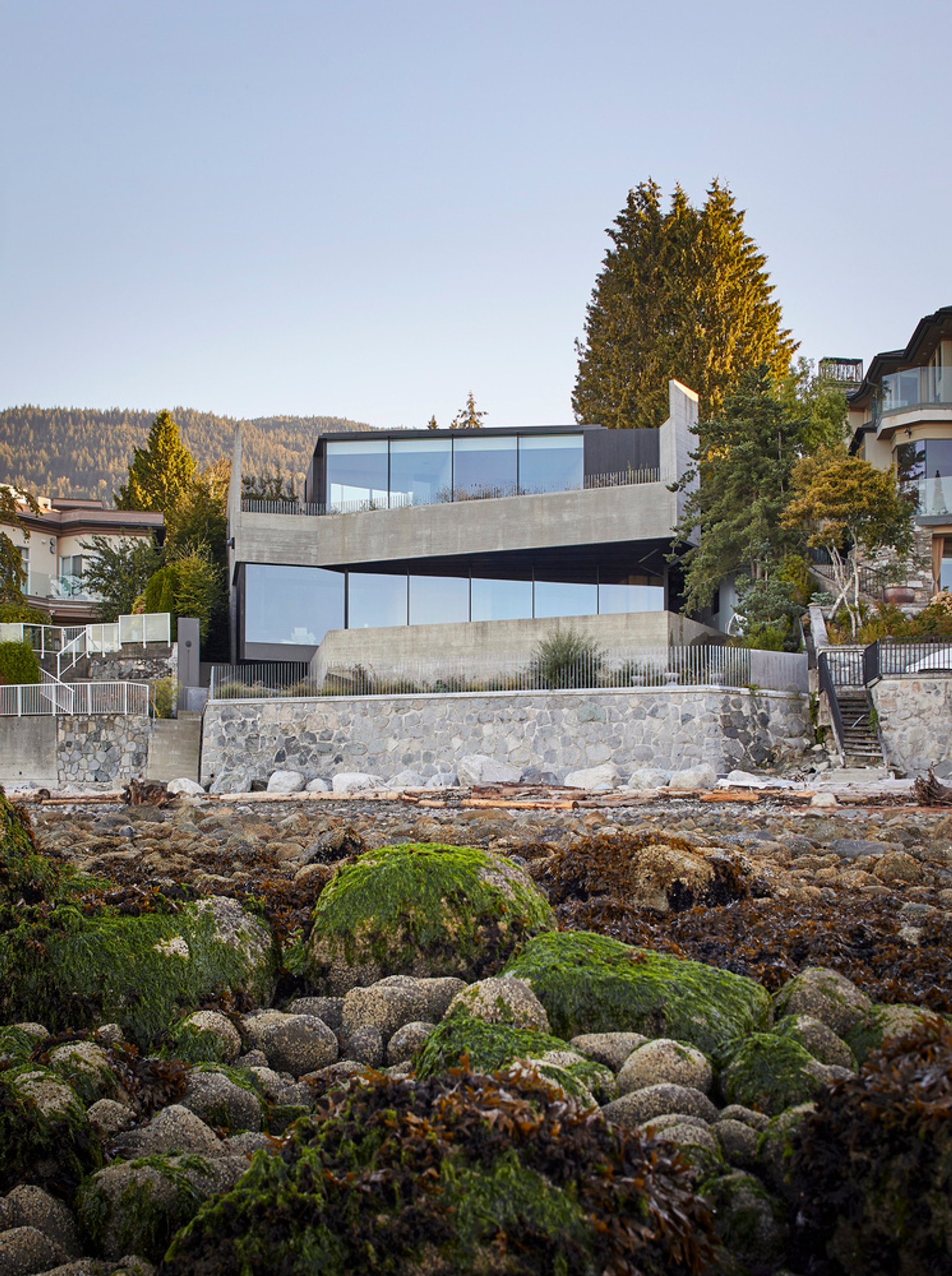 Liminal House by Mcleod Bovell Modern Houses: A Harmonious Balance Between Land and Sea