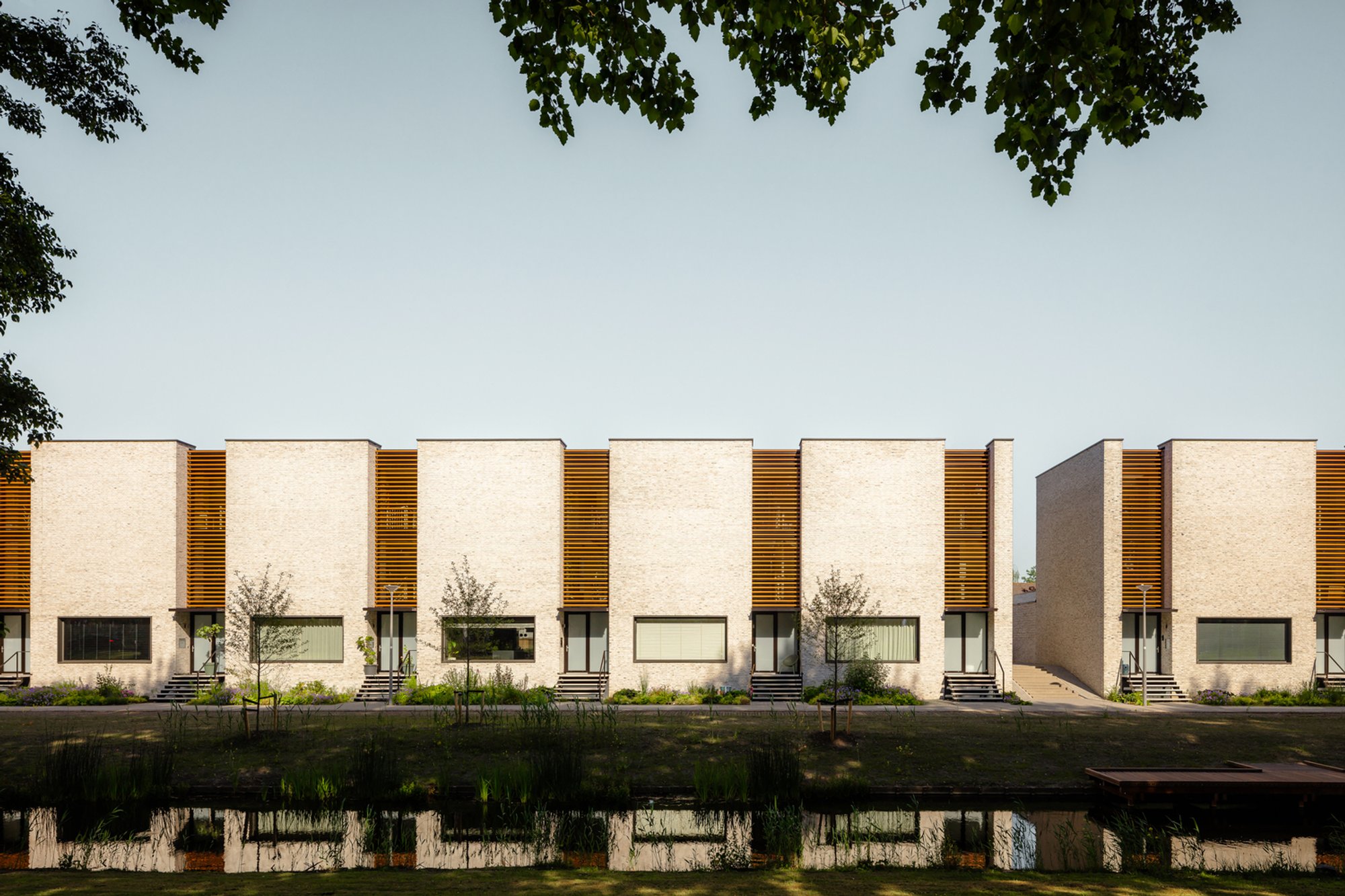 De Kovel Architecten and Studio AAAN Build a Noise-Buffering Housing Edge in Rotterdam