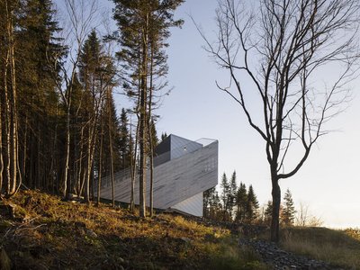 Quinzhee Architecture Splits a 48 m² Mountain Retreat into Metal and Cedar on a Quebec Summit