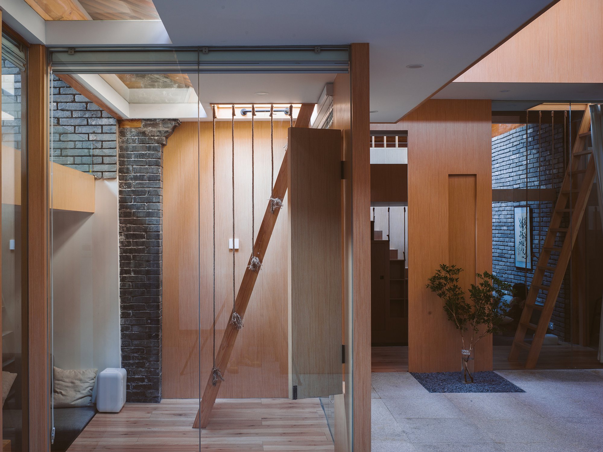Beijing Jimei Suspends a Steel "Pigeon Cage" Over a Centuries-Old Courtyard House