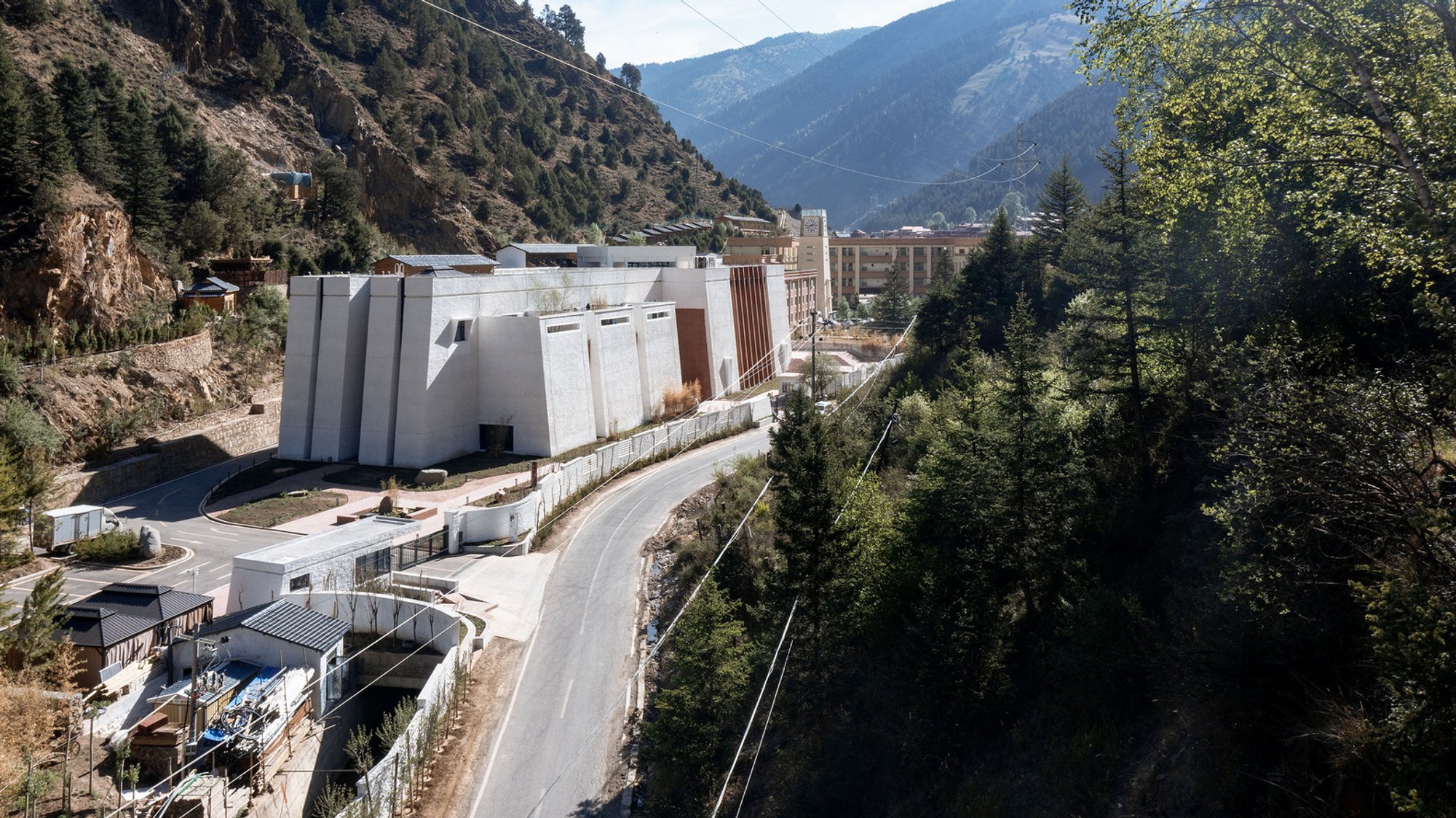 Zhaohui Rong Studio Plants a Brick and Timber Library at 4,000 Meters in Tibetan Sichuan