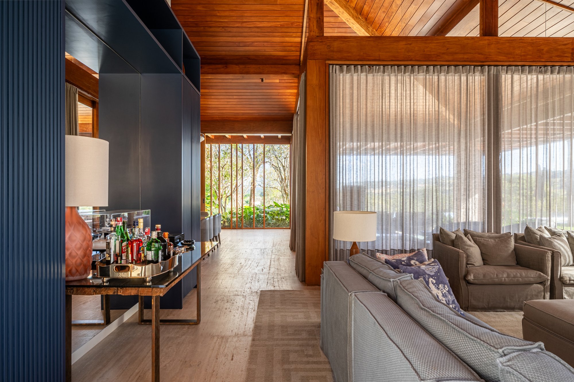 Modern Lake House Design with Seamless Architectural Integration