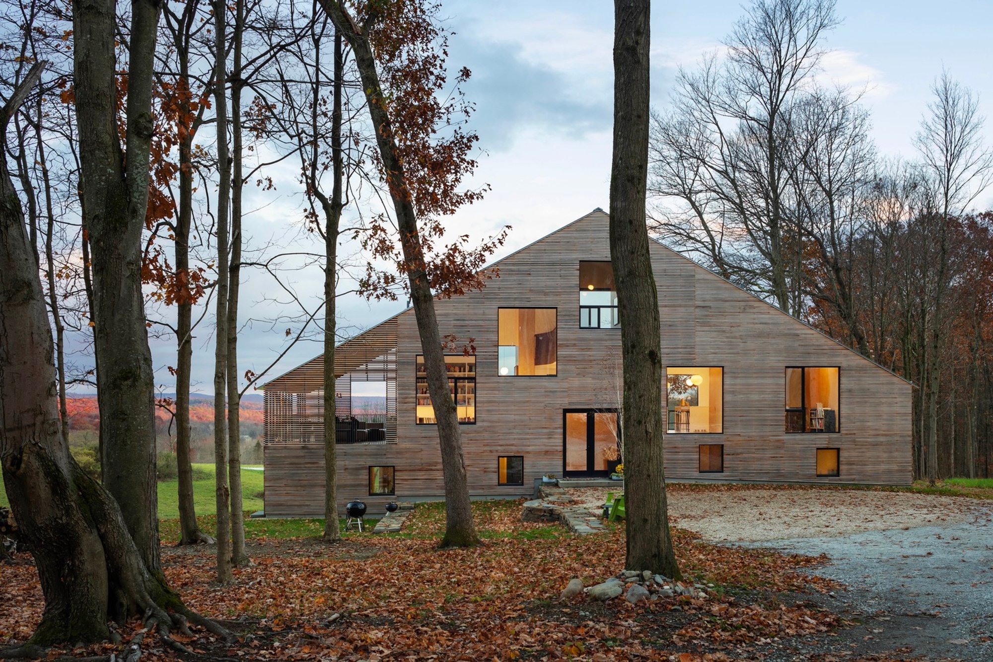 House Between Forest and Field by nArchitects: A Sustainable Retreat in Nature