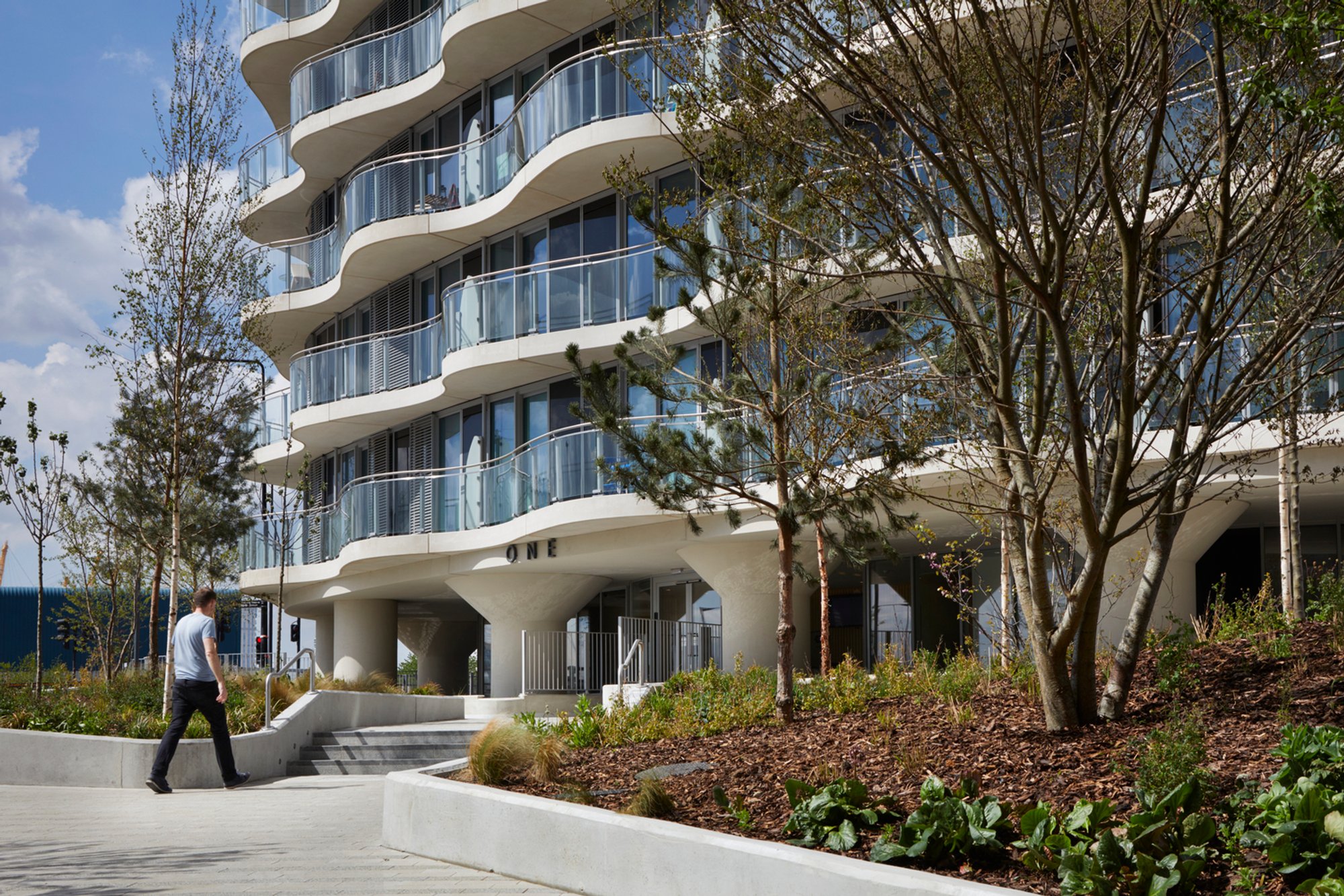 Hoola London by CZWG Architects: A Sustainable Landmark in Royal Victoria Docks