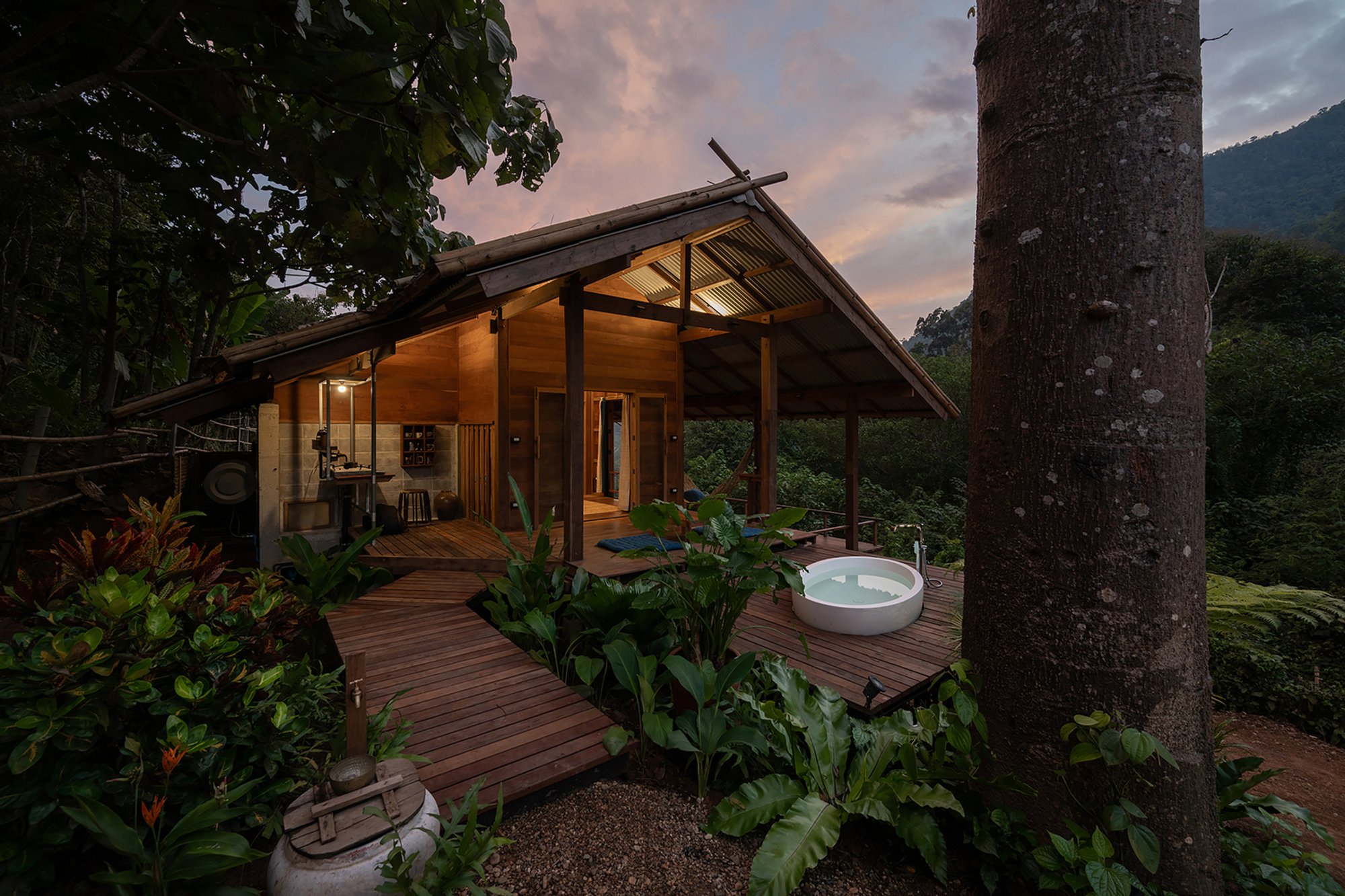 Oyea House: A Harmonious Example of Sustainable Hillside Architecture