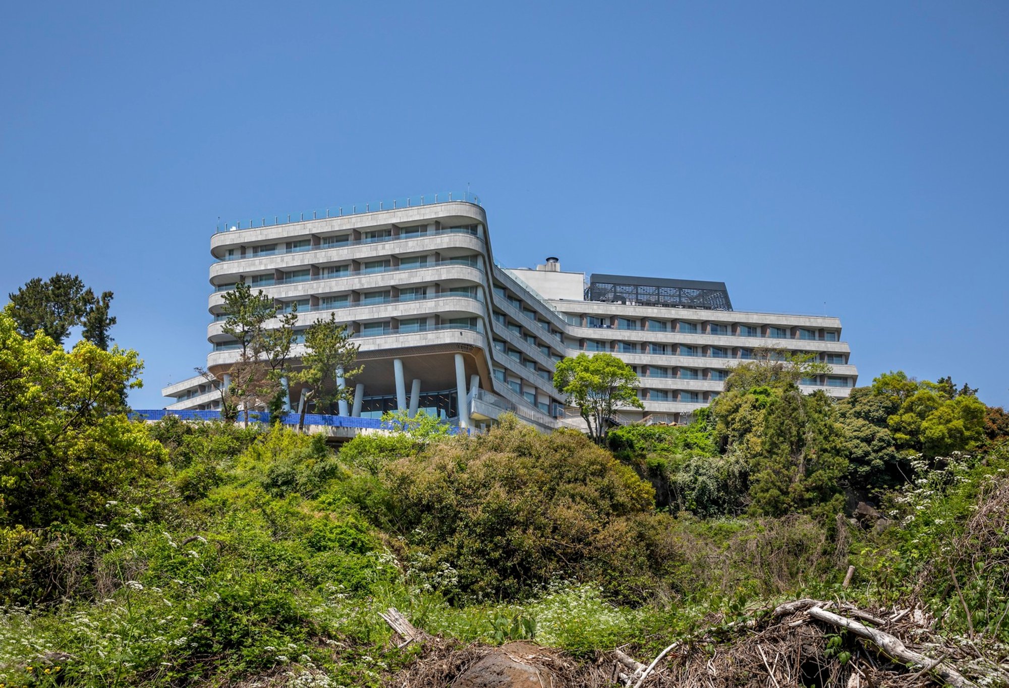 Jeju Island Luxury Hotels Architecture: A Closer Look at The Cliff Hotel by Soltozibin Architects