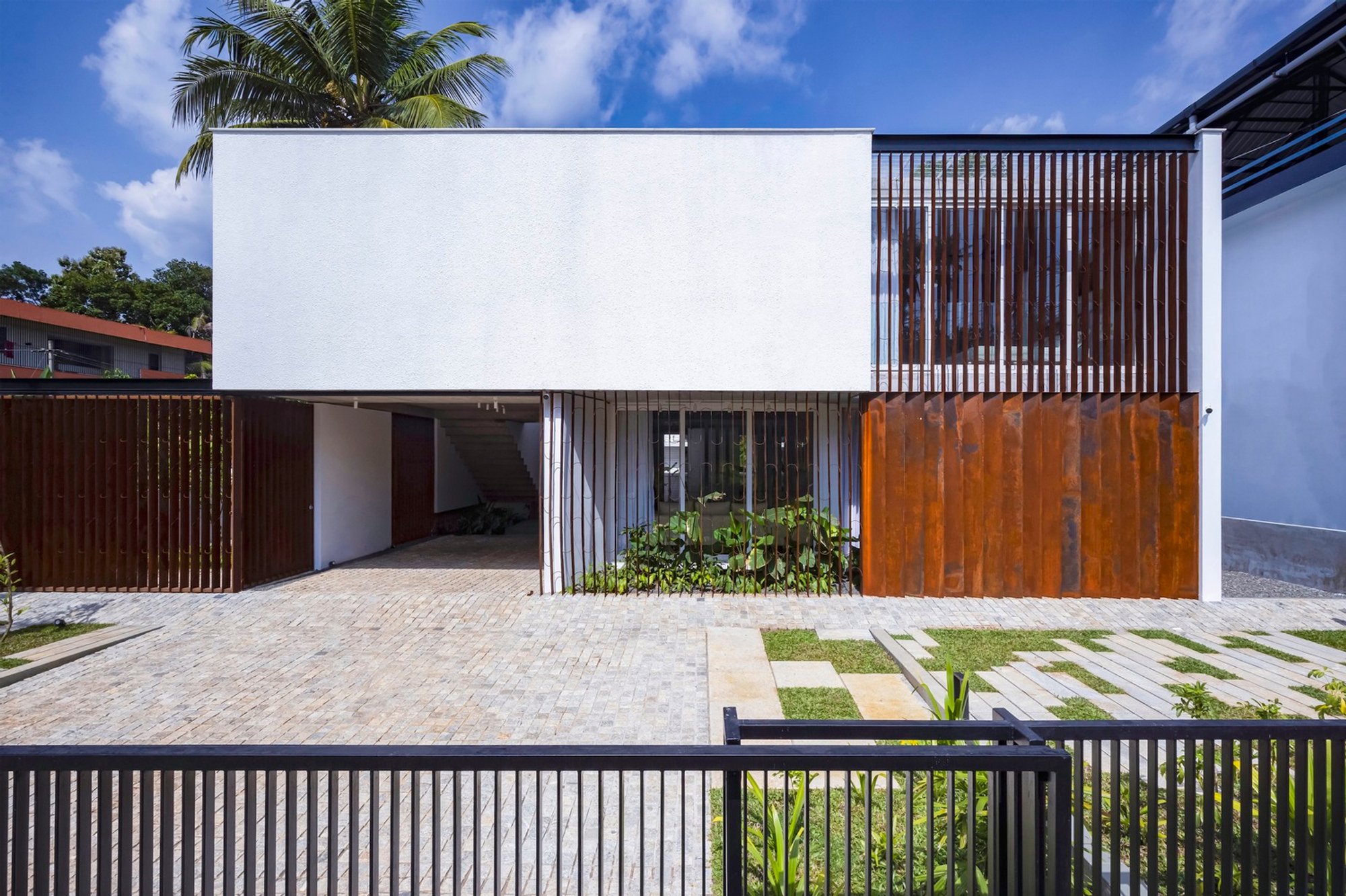 Climate-Sensitive Architecture in India: Unveiling the Hedge House by Mindspark Architects