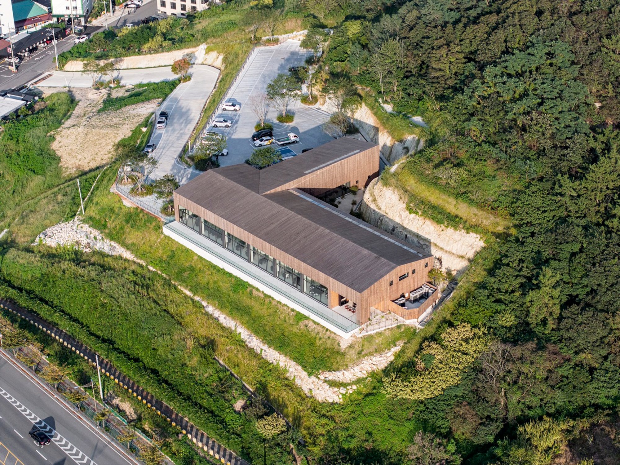 Sustainable Architecture in South Korea: The SUKSAN Café Project by MTT Architects